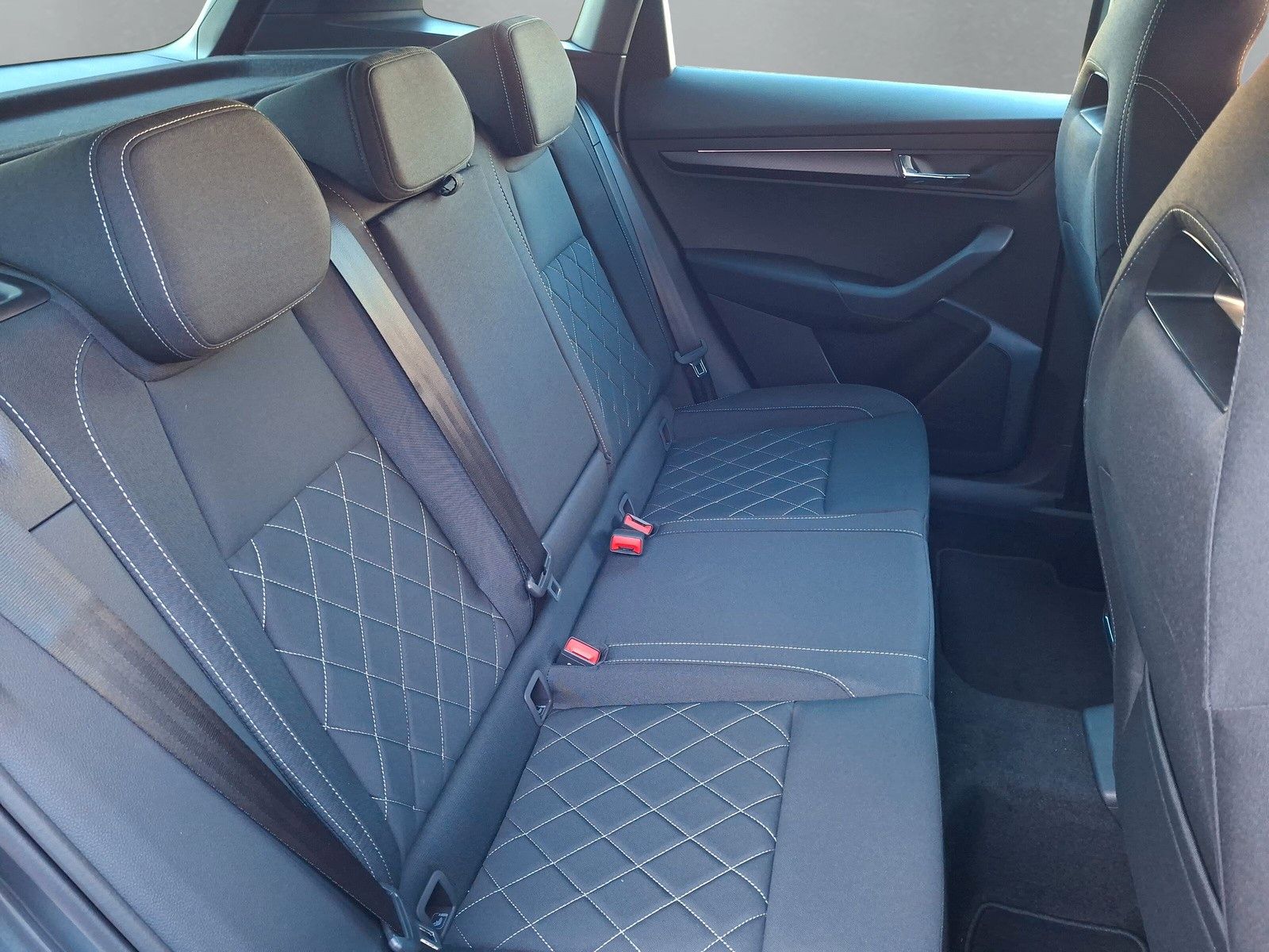 Fahrzeugabbildung SKODA Karoq 1.5TSI Sportline Pano AHK Matrix 19"Side