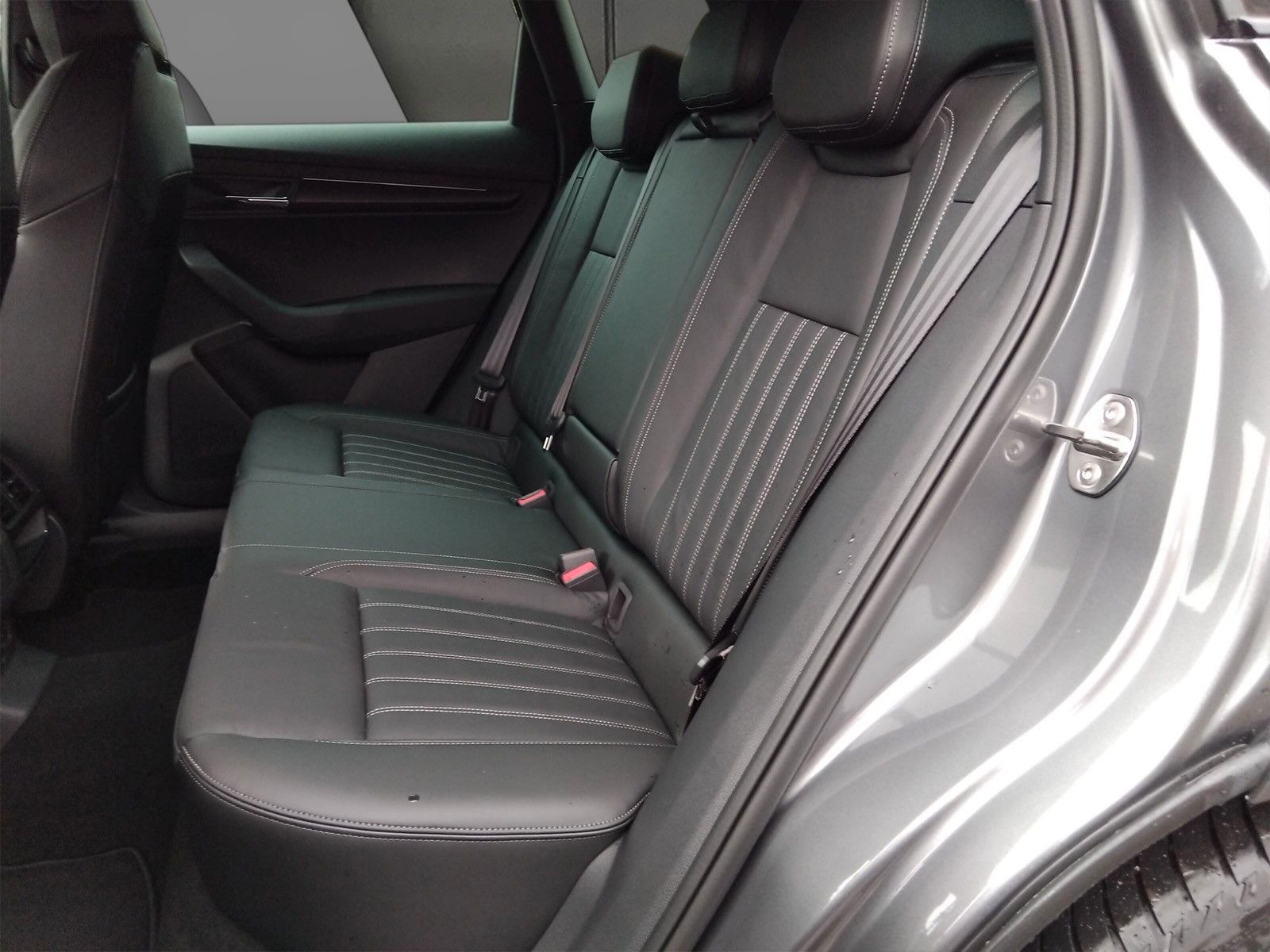 Fahrzeugabbildung SKODA Karoq Sportline 2.0TSI Standh.Pano AHK 19" Leder