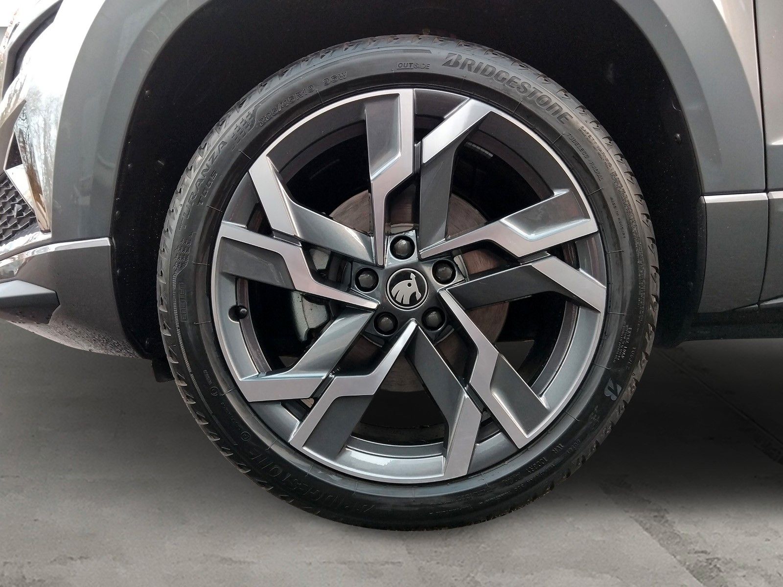 Fahrzeugabbildung SKODA Karoq Sportline 2.0TSI Standh.Pano AHK 19" Leder