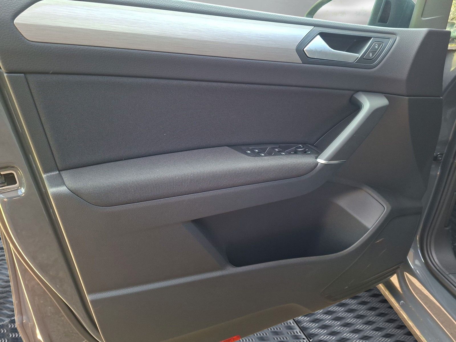 Fahrzeugabbildung Volkswagen Touran 1.5TSI IQ LED ACC 7Stz Standh Side 17"