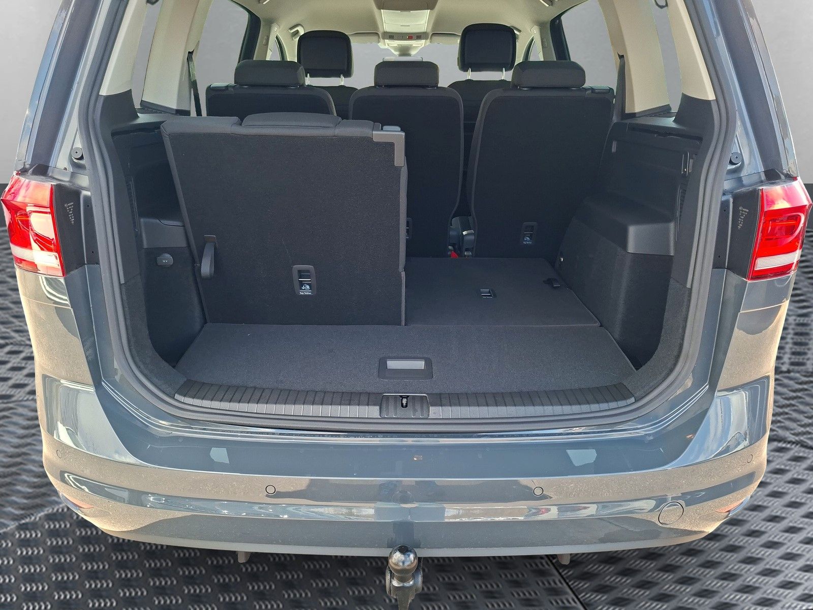 Fahrzeugabbildung Volkswagen Touran 1.5TSI IQ LED ACC 7Stz Standh Side 17"