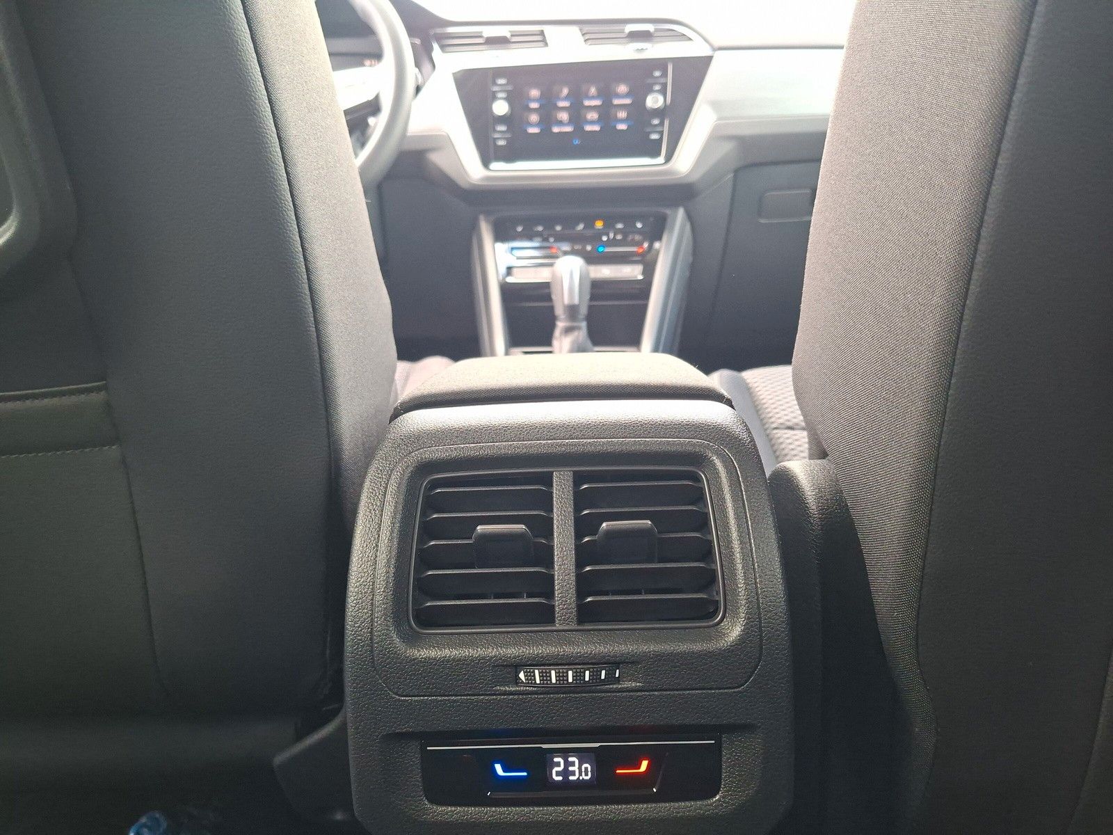 Fahrzeugabbildung Volkswagen Touran 1.5TSI IQ LED ACC 7Stz Standh Side 17"