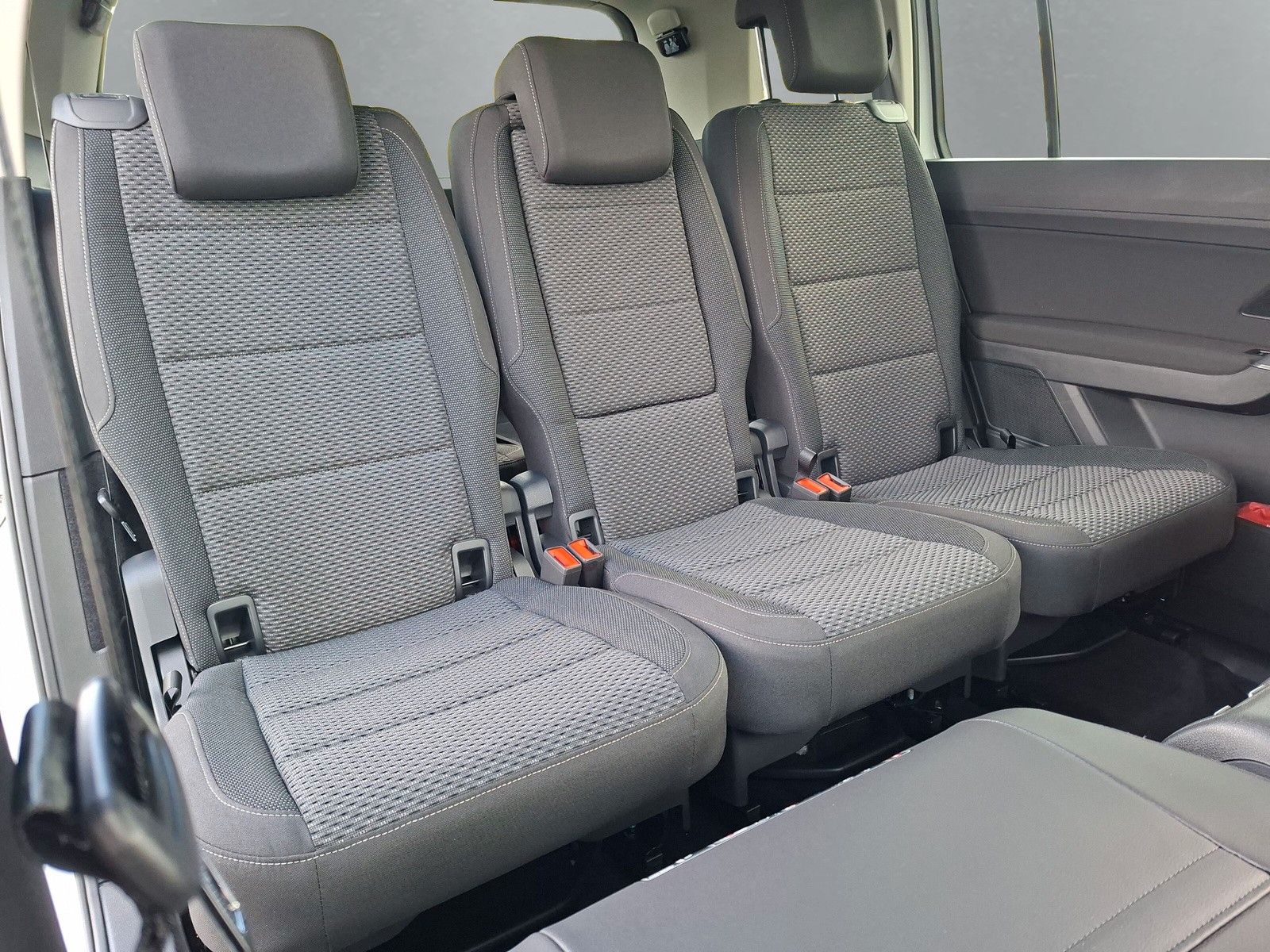 Fahrzeugabbildung Volkswagen Touran 1.5TSI IQ LED ACC 7Stz Standh Side 17"