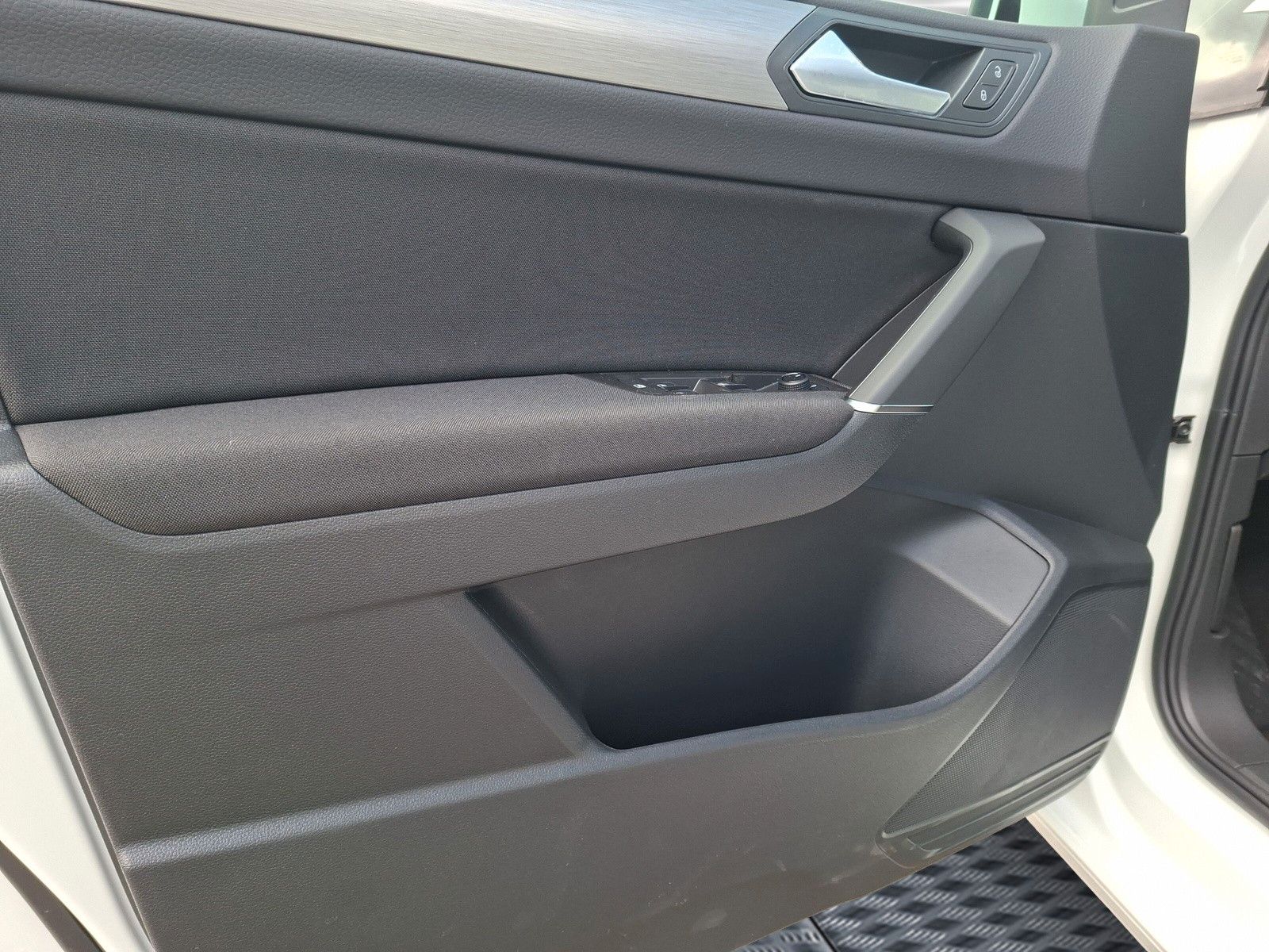 Fahrzeugabbildung Volkswagen Touran 1.5TSI IQ LED ACC 7Stz Standh Side 17"