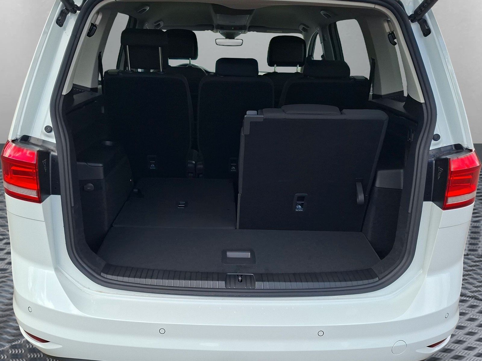 Fahrzeugabbildung Volkswagen Touran 1.5TSI IQ LED ACC 7Stz Standh Side 17"