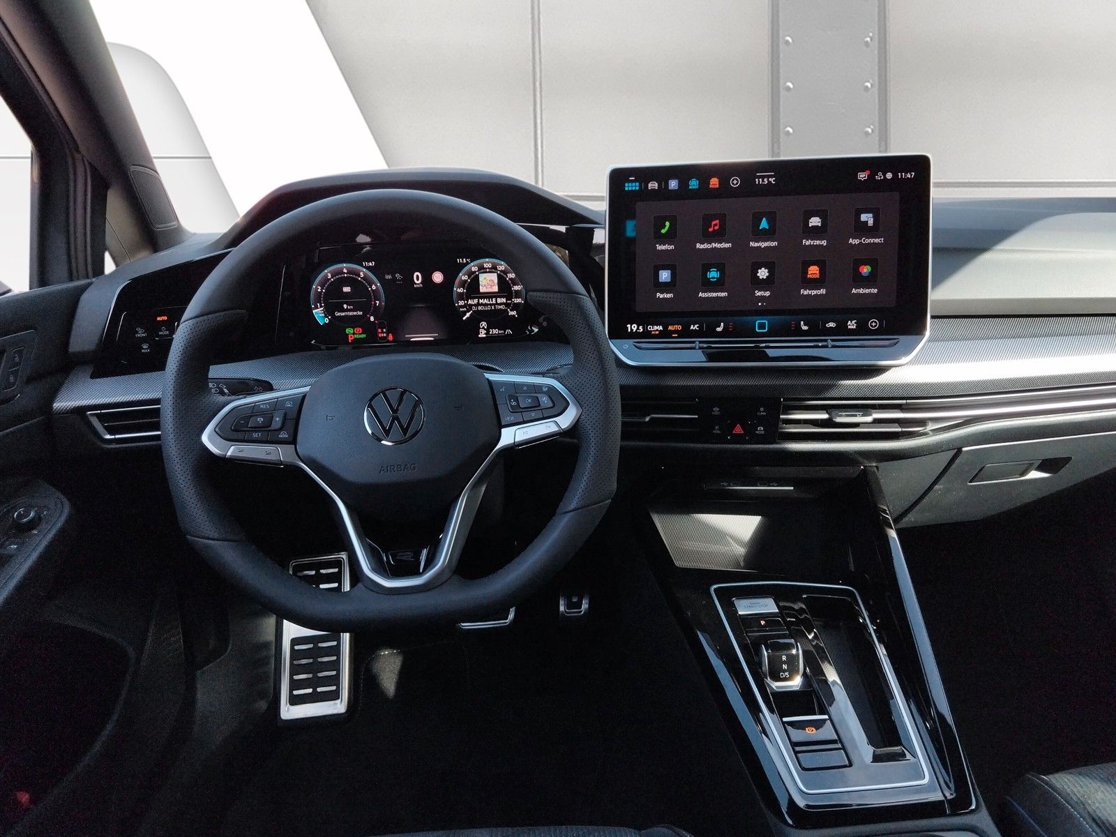 Fahrzeugabbildung Volkswagen Golf VIII 1.5eTSI R-Line Pano 18" Side ACC AHK