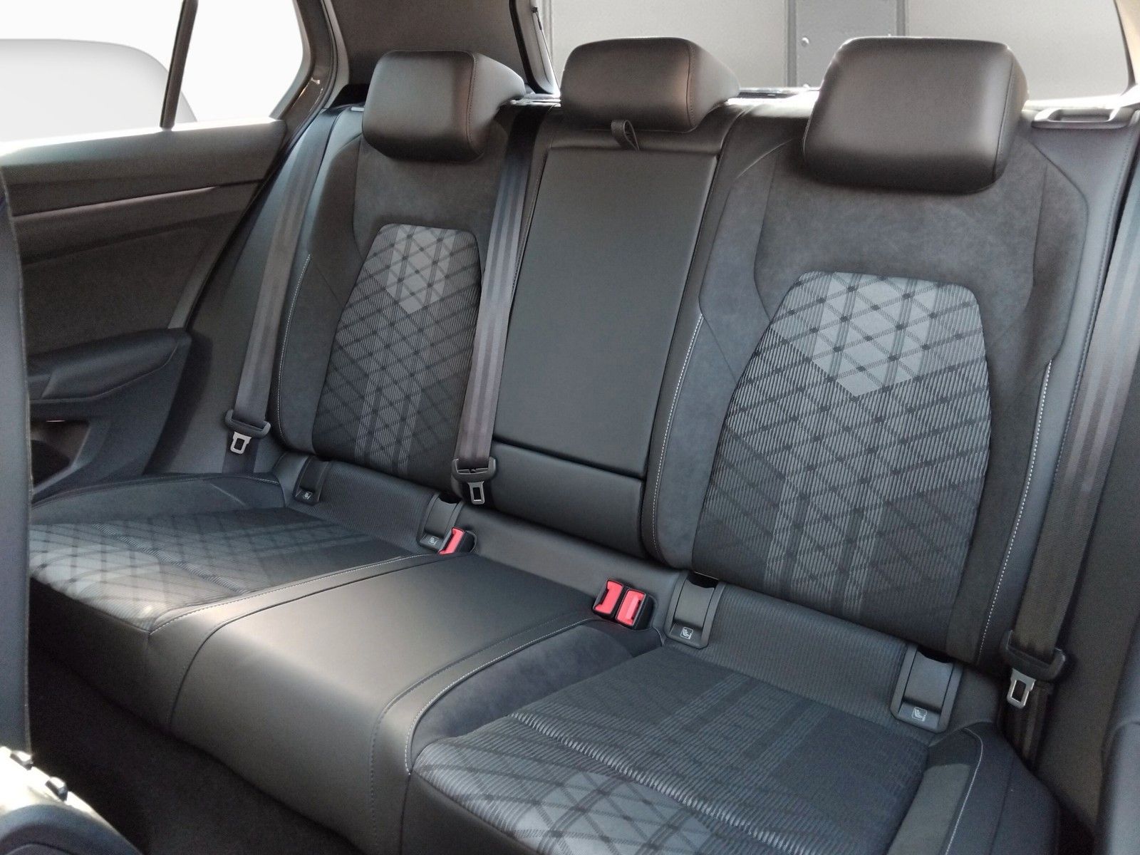 Fahrzeugabbildung Volkswagen Golf VIII 1.5eTSI R-Line Pano 18" Side ACC AHK