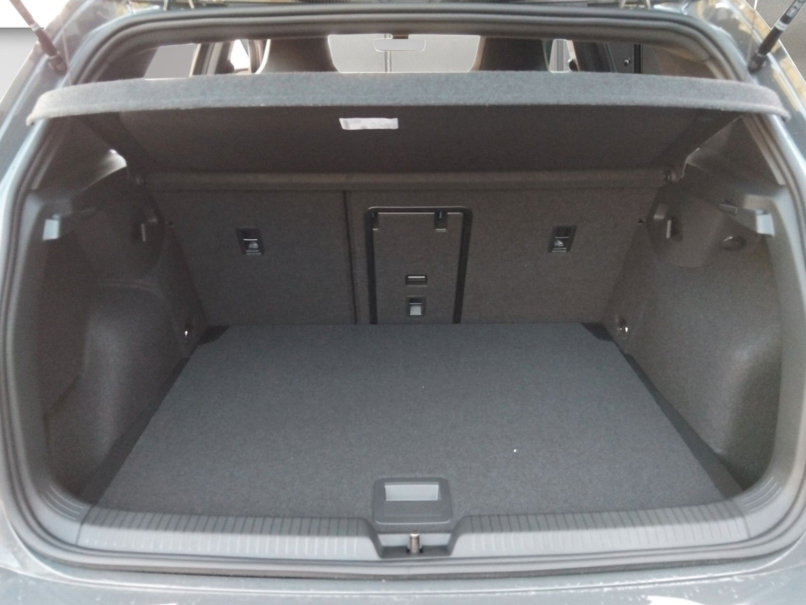 Fahrzeugabbildung Volkswagen Golf VIII 1.5eTSI R-Line Pano 18" Side ACC AHK