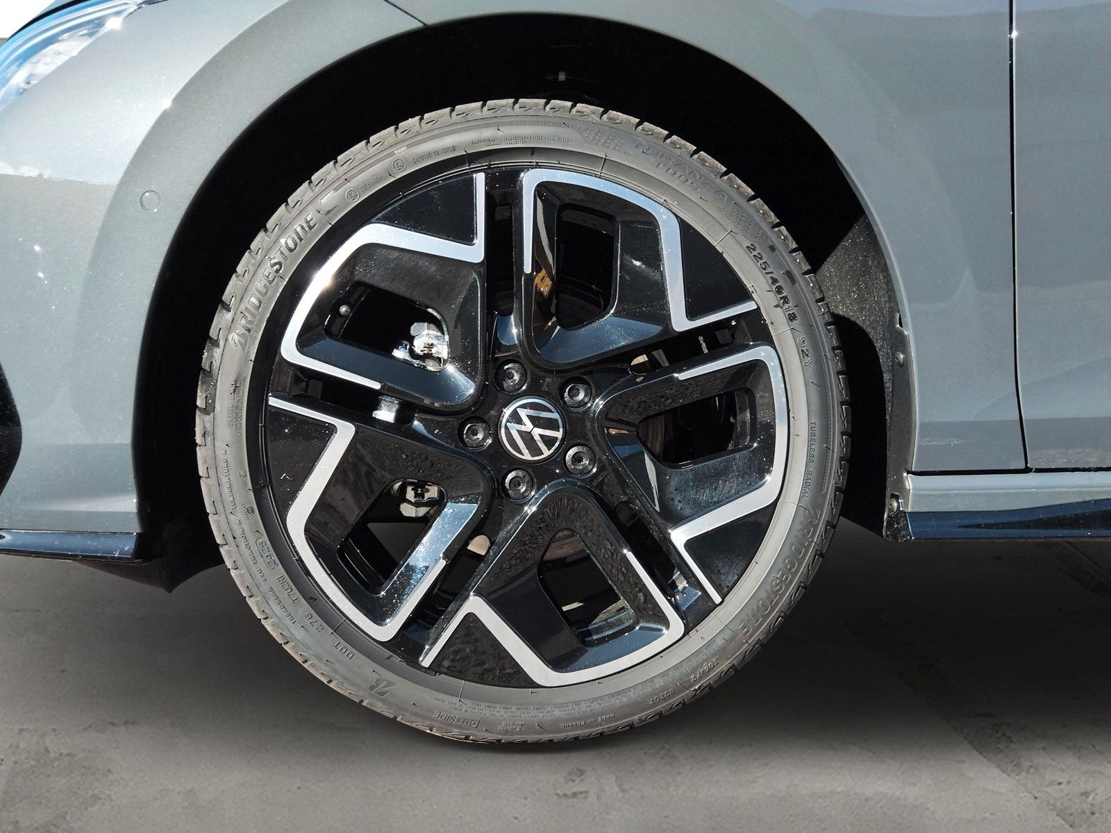 Fahrzeugabbildung Volkswagen Golf VIII 1.5eTSI R-Line Pano 18" Side ACC AHK