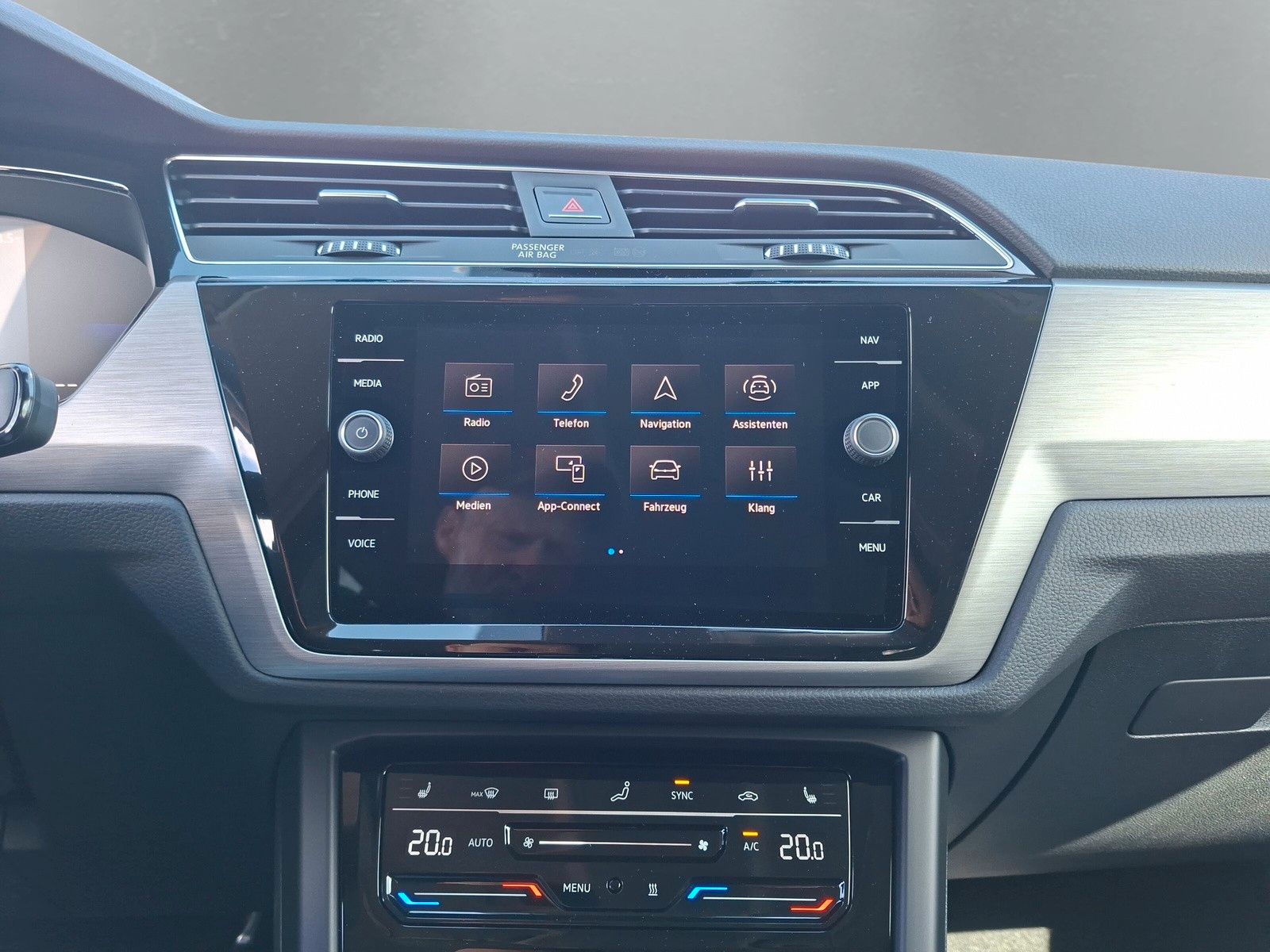 Fahrzeugabbildung Volkswagen Touran 1.5TSI  DSG IQ LED  Panod AHK Stdhzg 7 Si