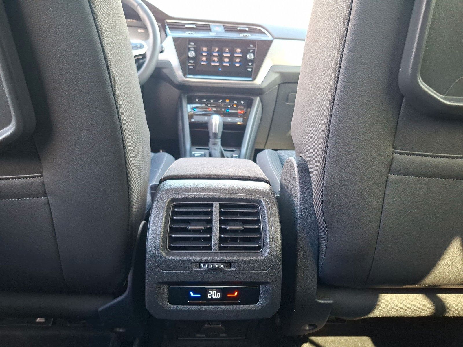 Fahrzeugabbildung Volkswagen Touran 1.5TSI  DSG IQ LED  Panod AHK Stdhzg 7 Si