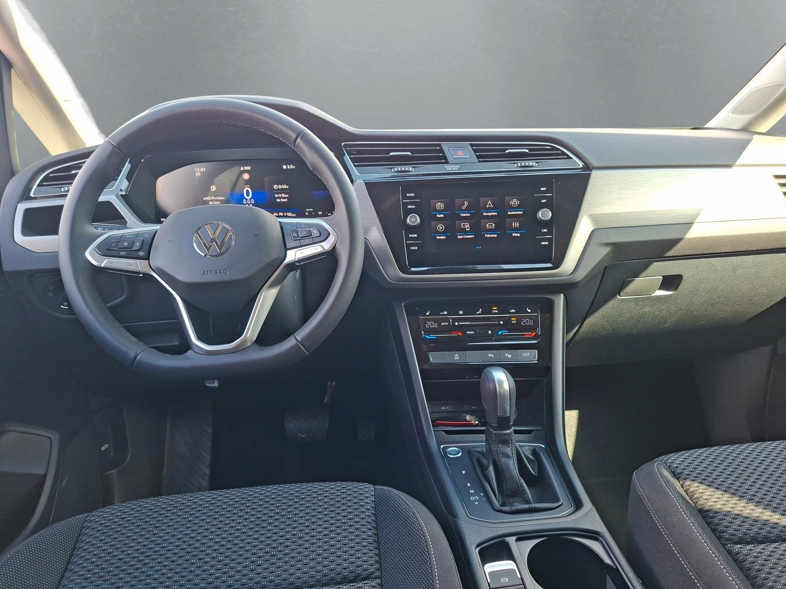 Fahrzeugabbildung Volkswagen Touran 1.5TSI  DSG IQ LED  Panod AHK Stdhzg 7 Si