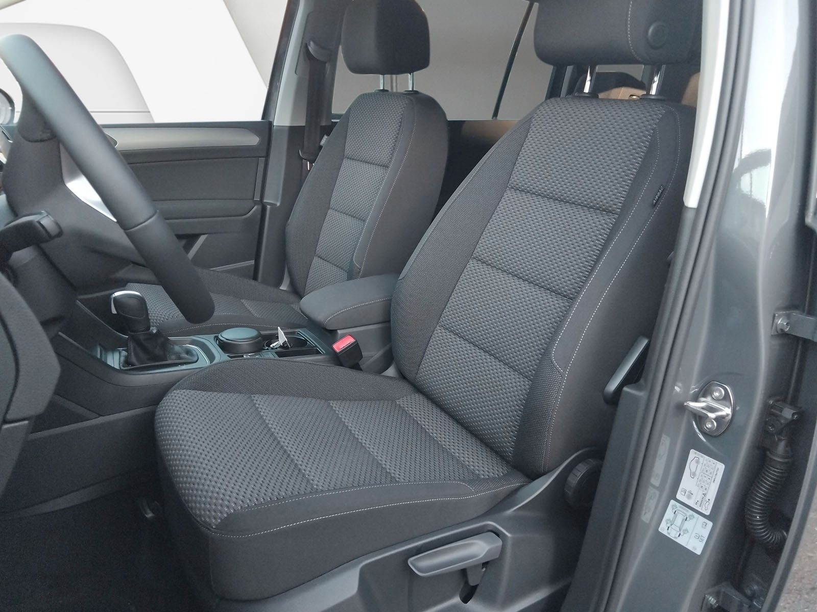 Fahrzeugabbildung Volkswagen Touran 1.5TSI R-Line 7Sitz AHK IQ Navi Side 18"