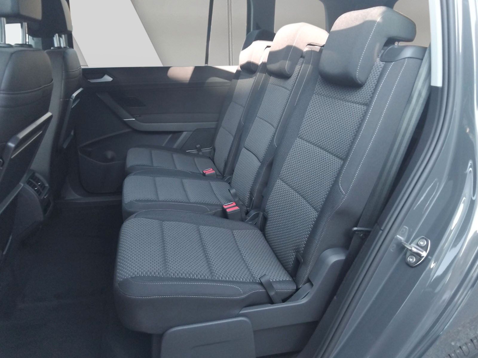 Fahrzeugabbildung Volkswagen Touran 1.5TSI R-Line 7Sitz AHK IQ Navi Side 18"