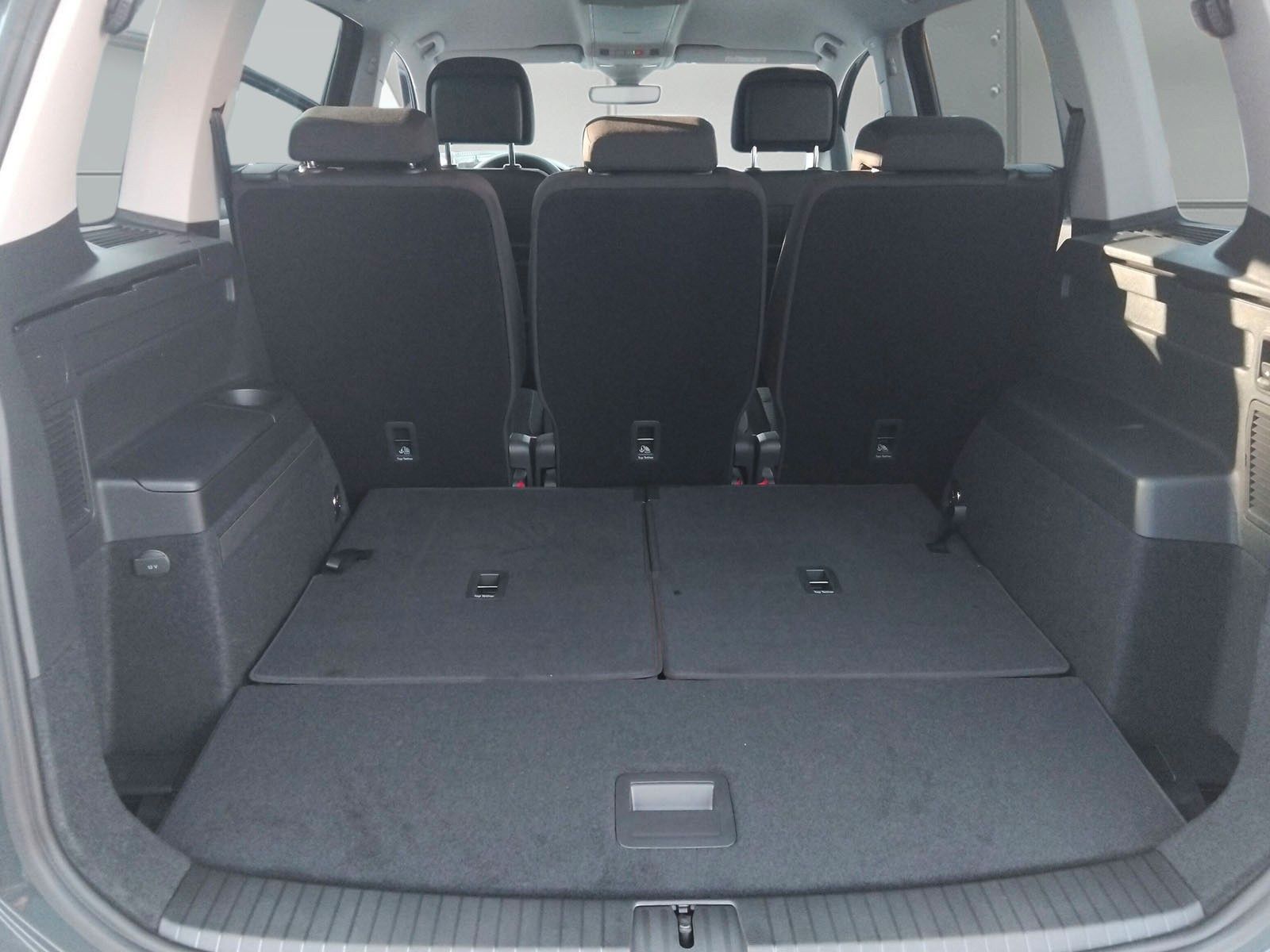 Fahrzeugabbildung Volkswagen Touran 1.5TSI R-Line 7Sitz AHK IQ Navi Side 18"
