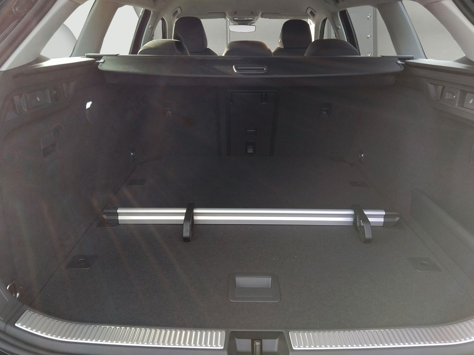 Fahrzeugabbildung Volkswagen Passat Variant 1.5 TSI AHK LED Side ACC 5J.Gar.