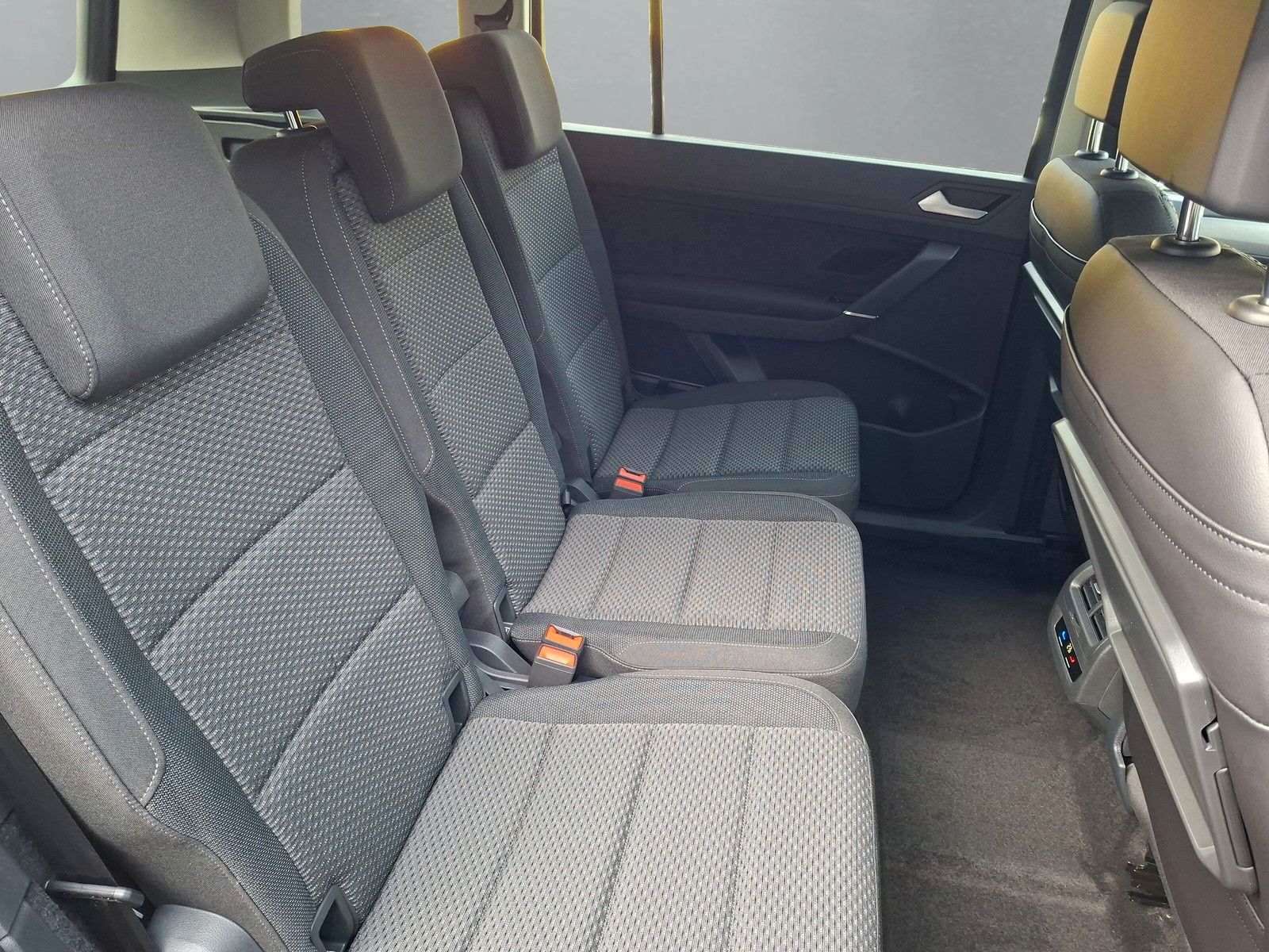 Fahrzeugabbildung Volkswagen Touran 1.5TSI R-Line 7Sitz AHK IQ Navi Side 17"