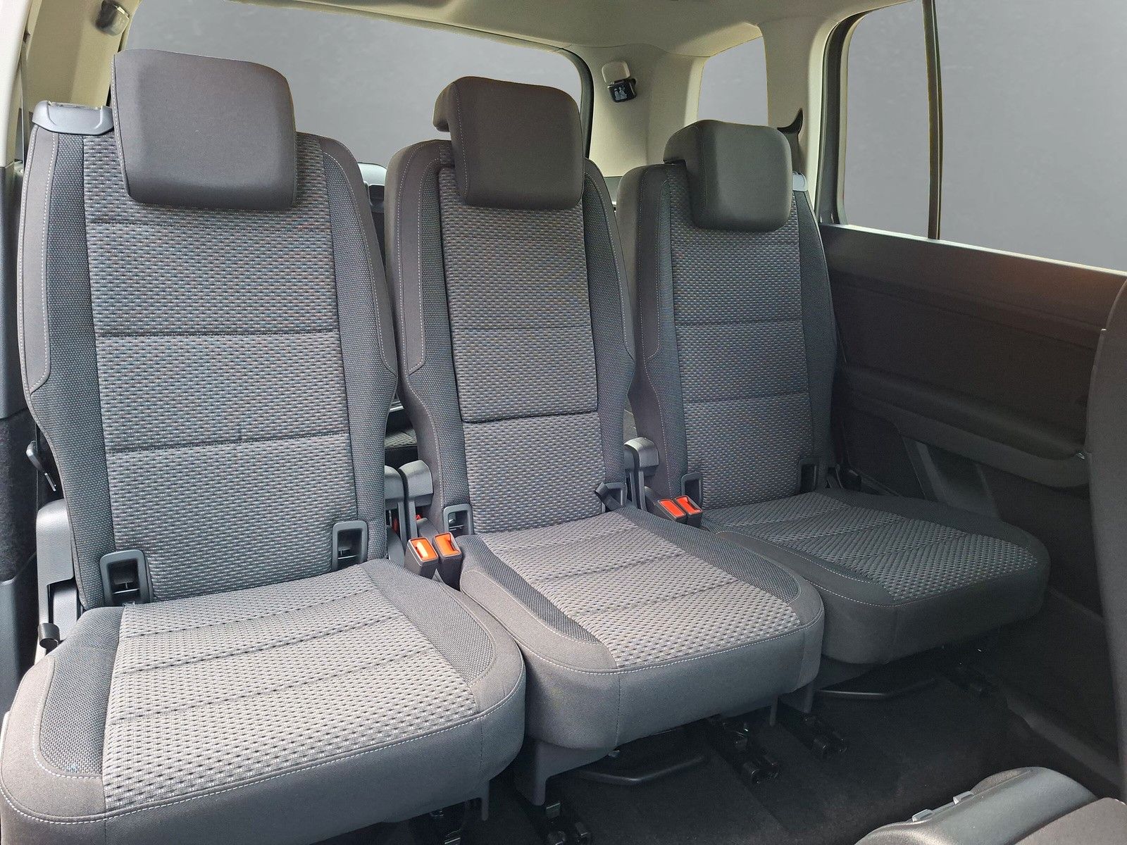 Fahrzeugabbildung Volkswagen Touran 1.5TSI R-Line 7Sitz AHK IQ Navi Side 17"