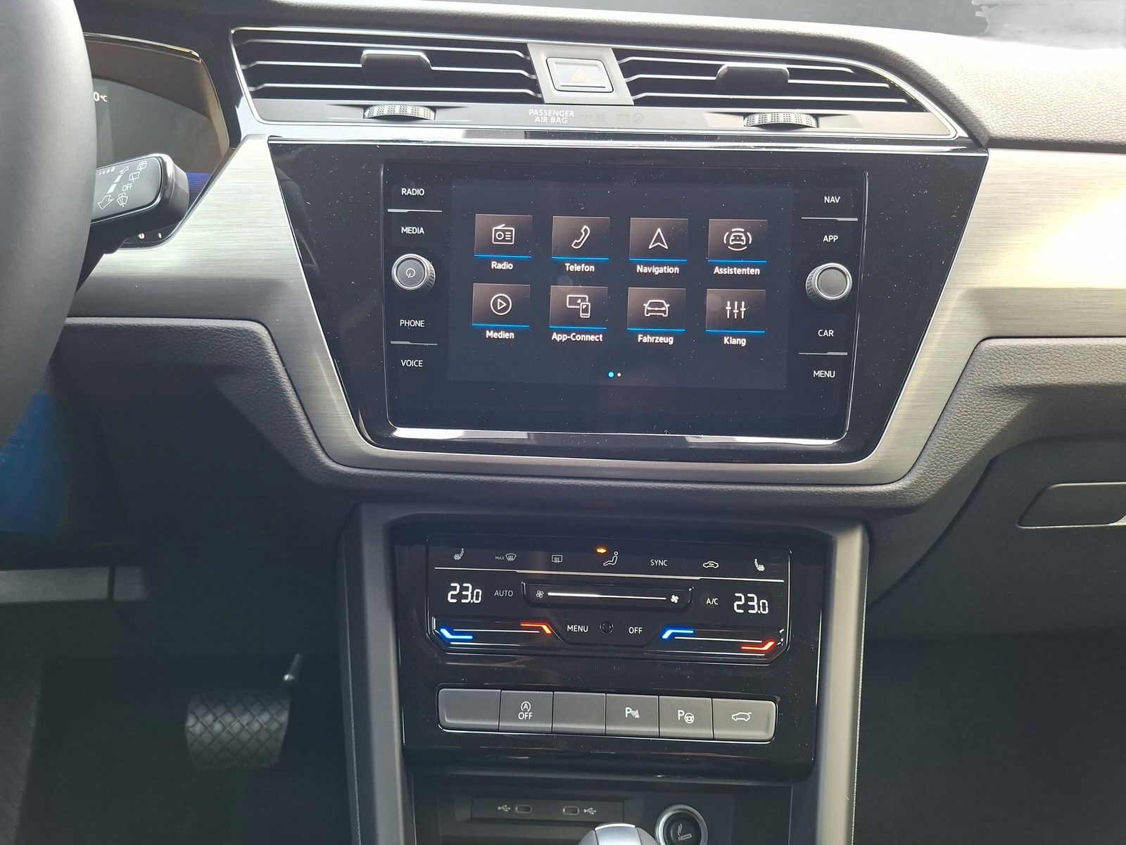 Fahrzeugabbildung Volkswagen Touran 1.5TSI R-Line 7Sitz AHK IQ Navi Side 17"