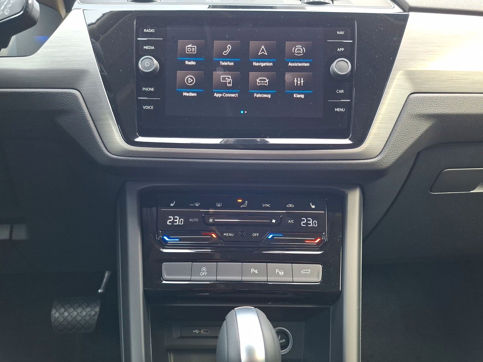 Fahrzeugabbildung Volkswagen Touran 1.5TSI R-Line 7Sitz AHK IQ Navi Side 17"