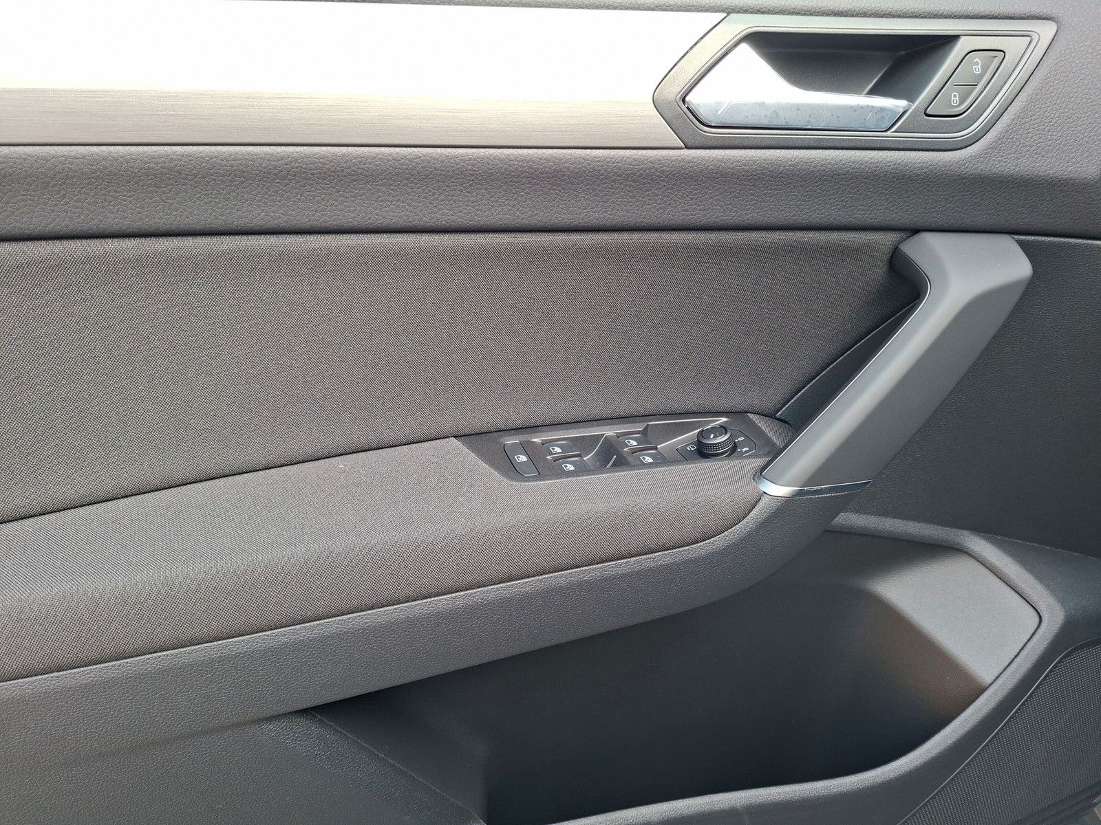 Fahrzeugabbildung Volkswagen Touran 1.5TSI R-Line 7Sitz AHK IQ Navi Side 17"