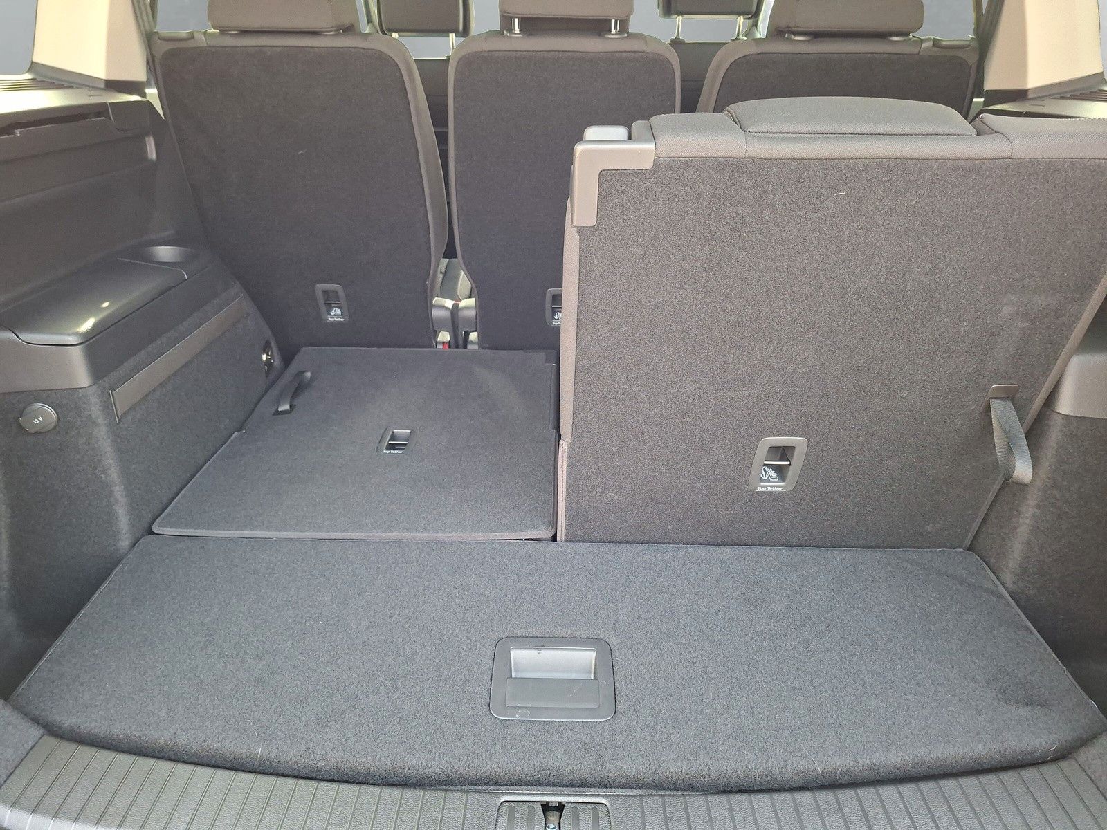 Fahrzeugabbildung Volkswagen Touran 1.5TSI R-Line 7Sitz AHK IQ Navi Side 17"
