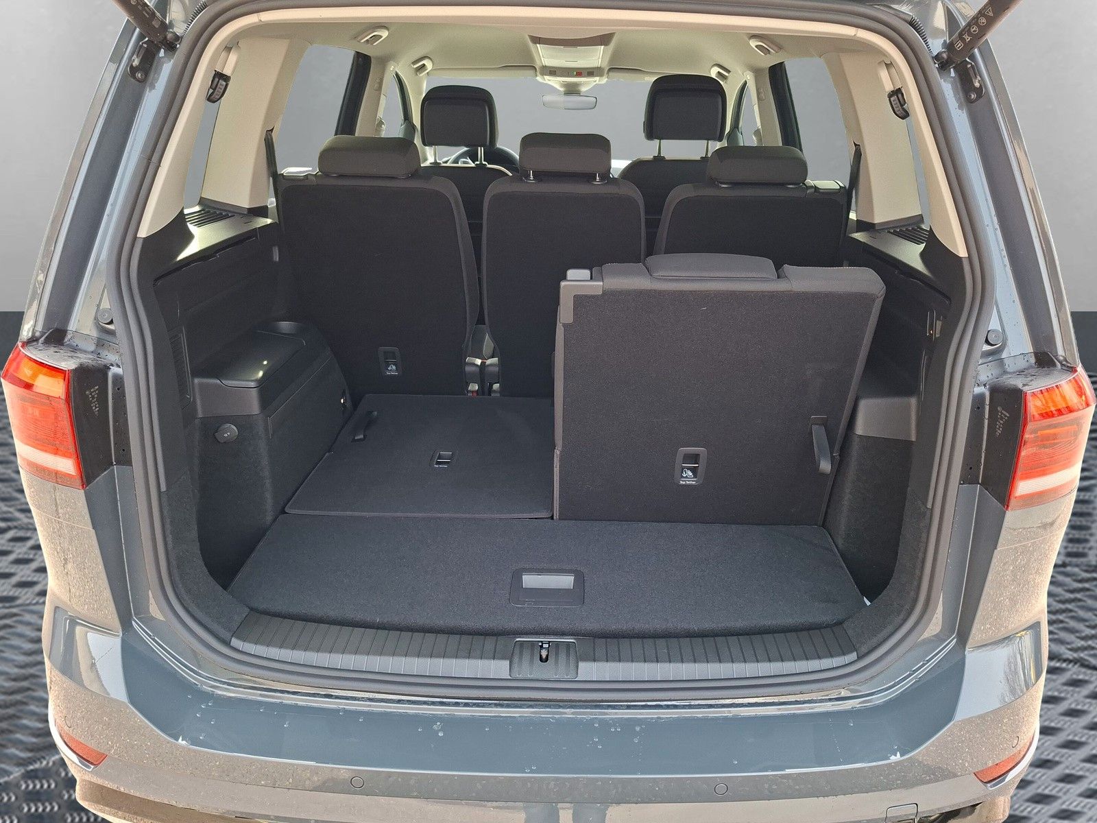 Fahrzeugabbildung Volkswagen Touran 1.5TSI R-Line 7Sitz AHK IQ Navi Side 17"