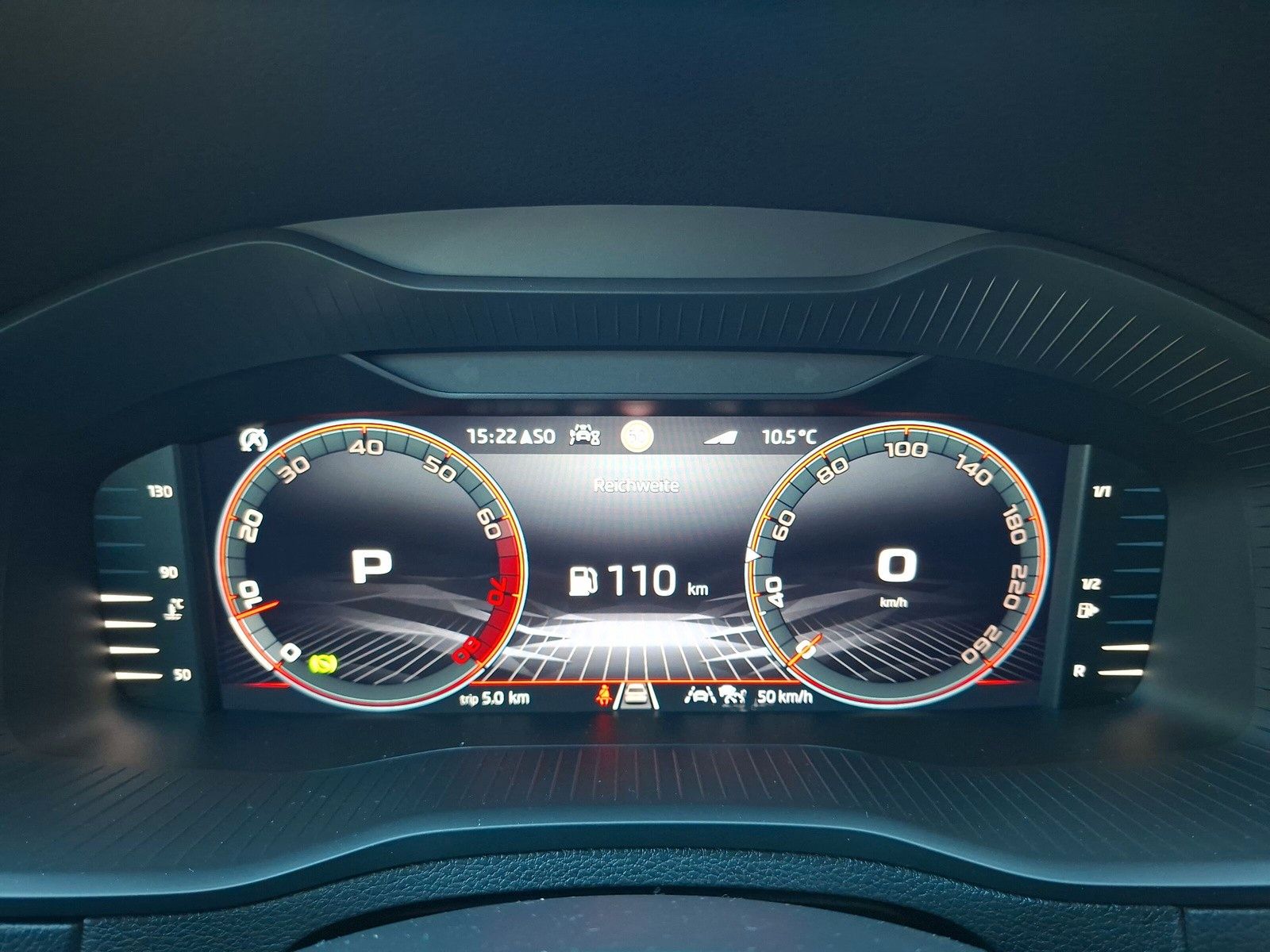 Fahrzeugabbildung SKODA Karoq 1.5TSI Sportline Pano AHK Matrix 19"Side