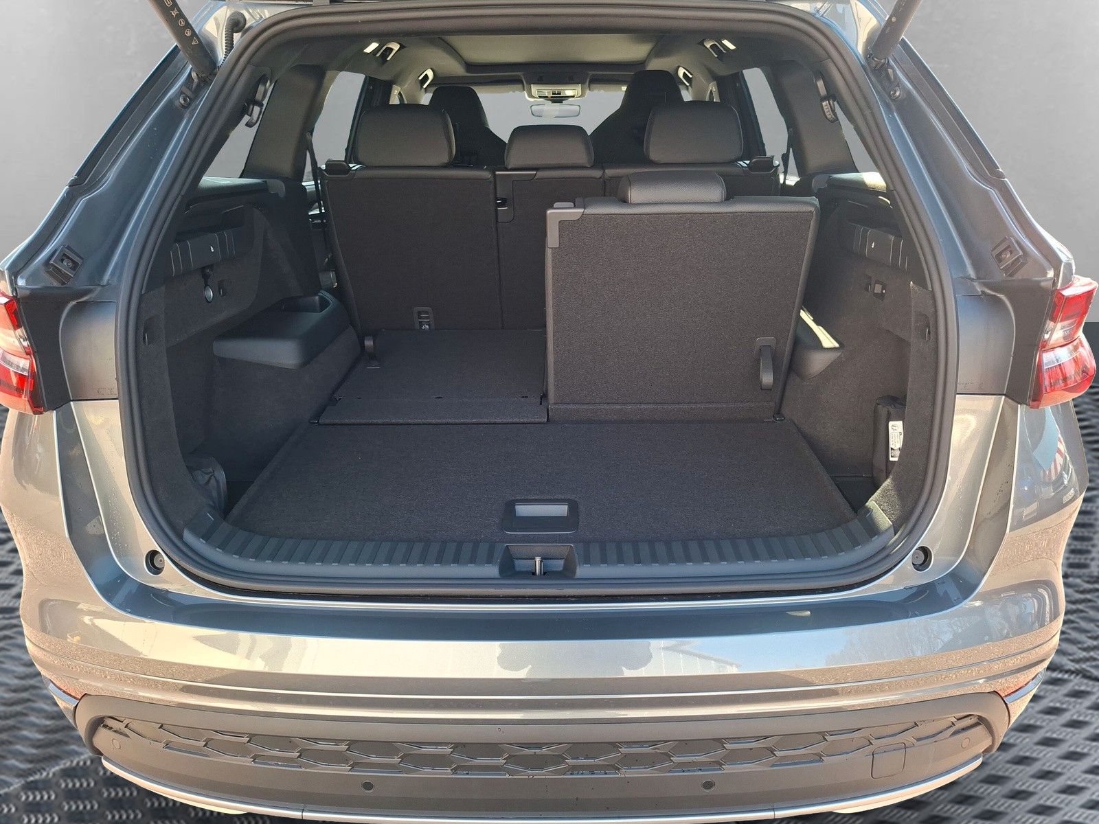 Fahrzeugabbildung SKODA Kodiaq Sportline 1.5TSI 7S.Pano AHK 360° 20"