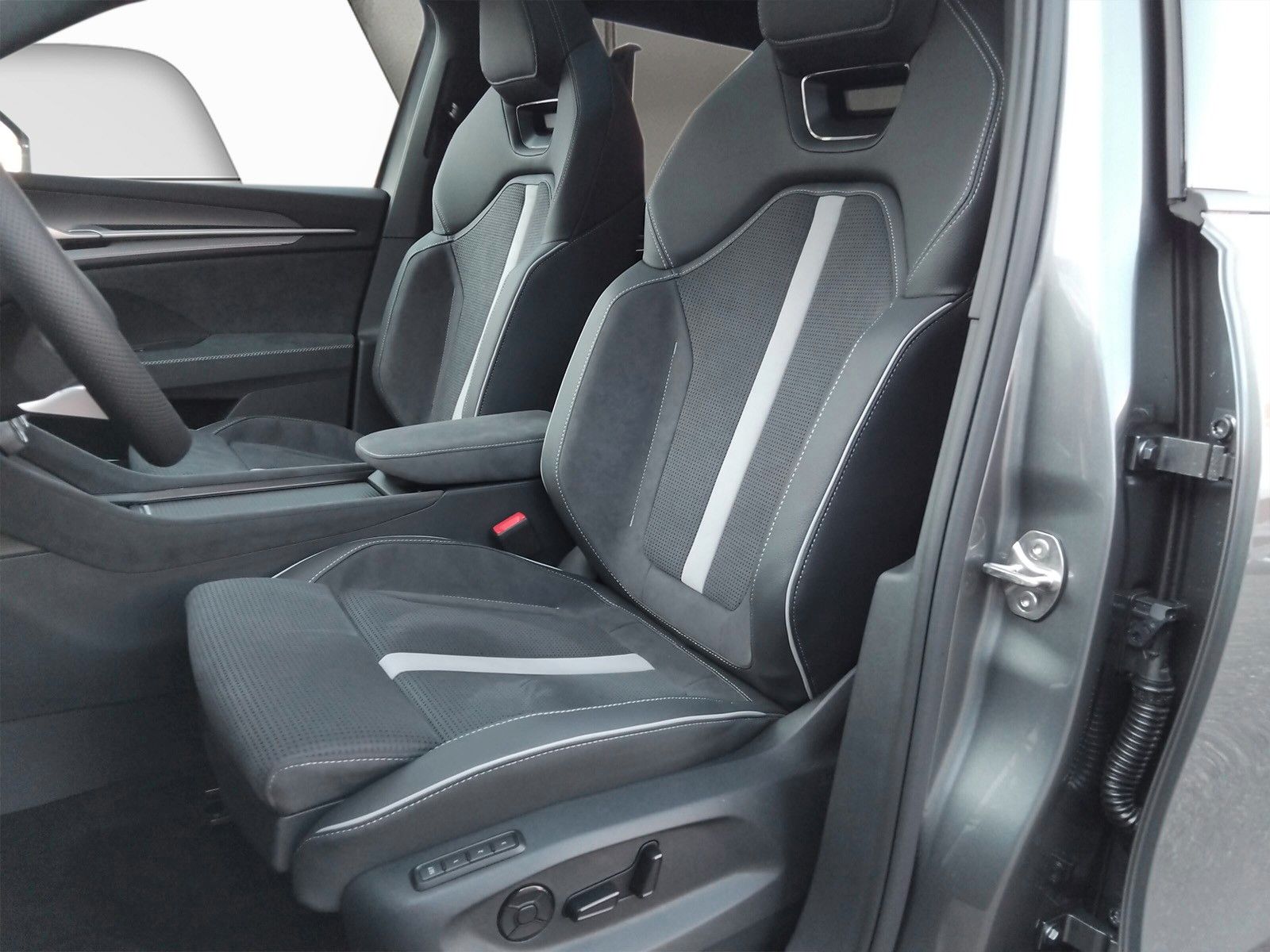 Fahrzeugabbildung SKODA Kodiaq Sportline 1.5TSI IV Plug In Pano AHK