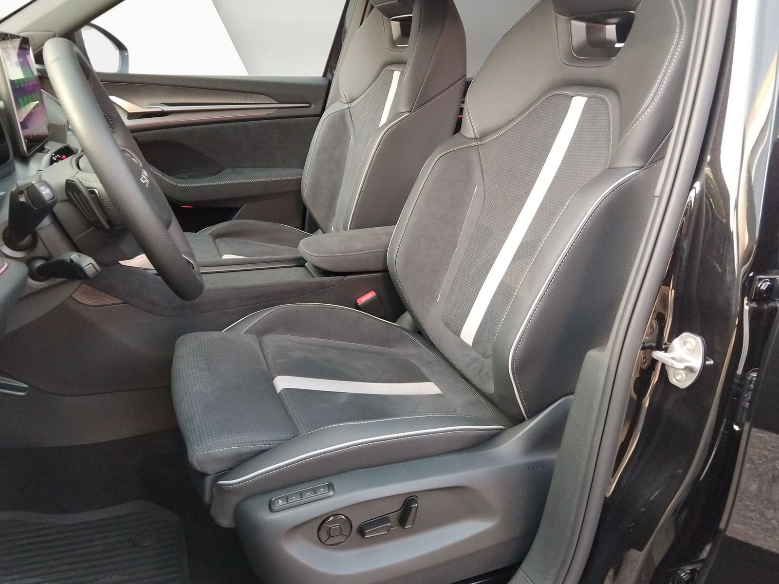 Fahrzeugabbildung SKODA Kodiaq 2.0TSI Sportline Pano AHK 7Sitz 4jGar.ACC