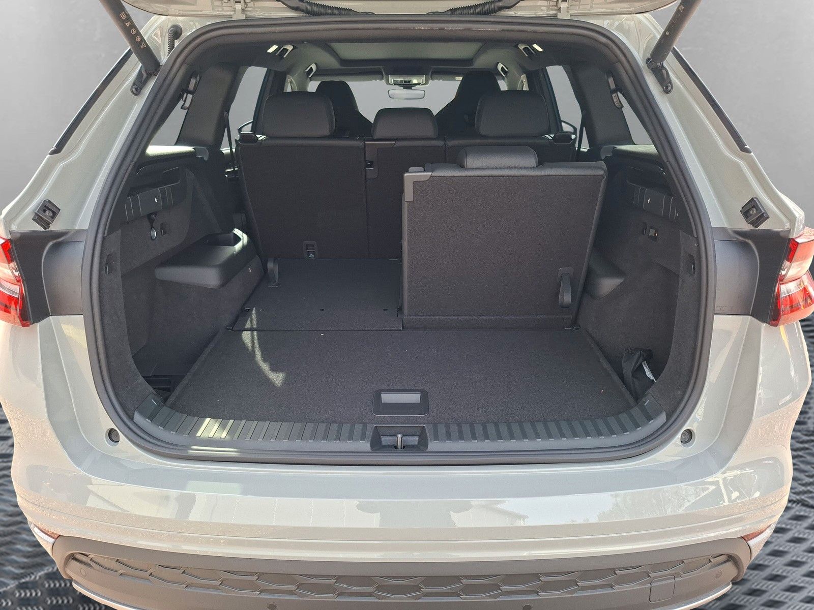 Fahrzeugabbildung SKODA Kodiaq Sportline 1.5TSI 7S.Pano AHK 360° 20"