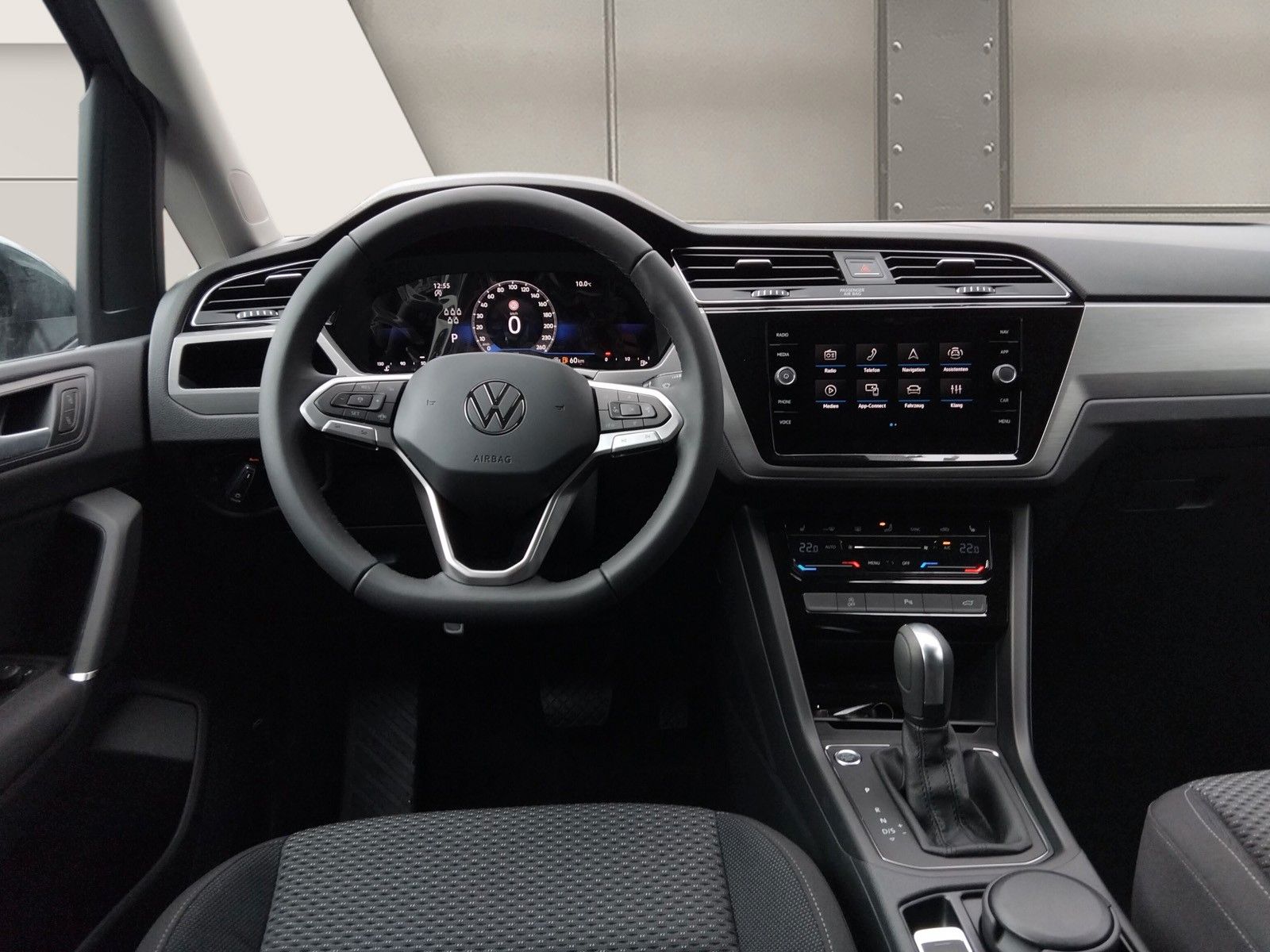 Fahrzeugabbildung Volkswagen Touran 1.5TSI IQ LED ACC 7Stz Panorama Side 17"