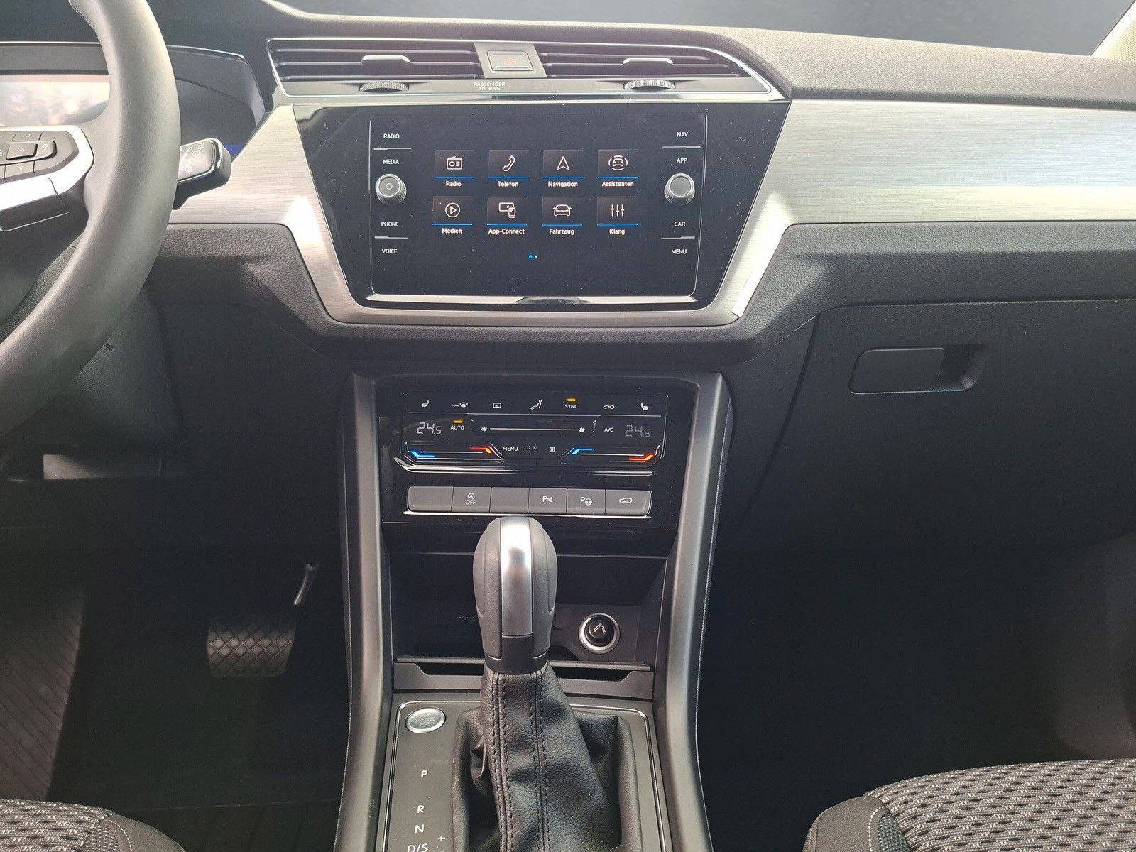 Fahrzeugabbildung Volkswagen Touran 1.5TSI IQ LED ACC 7 Sitze Standh Side 17"