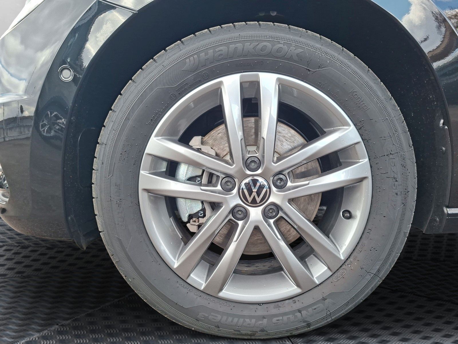 Fahrzeugabbildung Volkswagen Touran 1.5TSI IQ LED ACC 7 Sitze Standh Side 17"