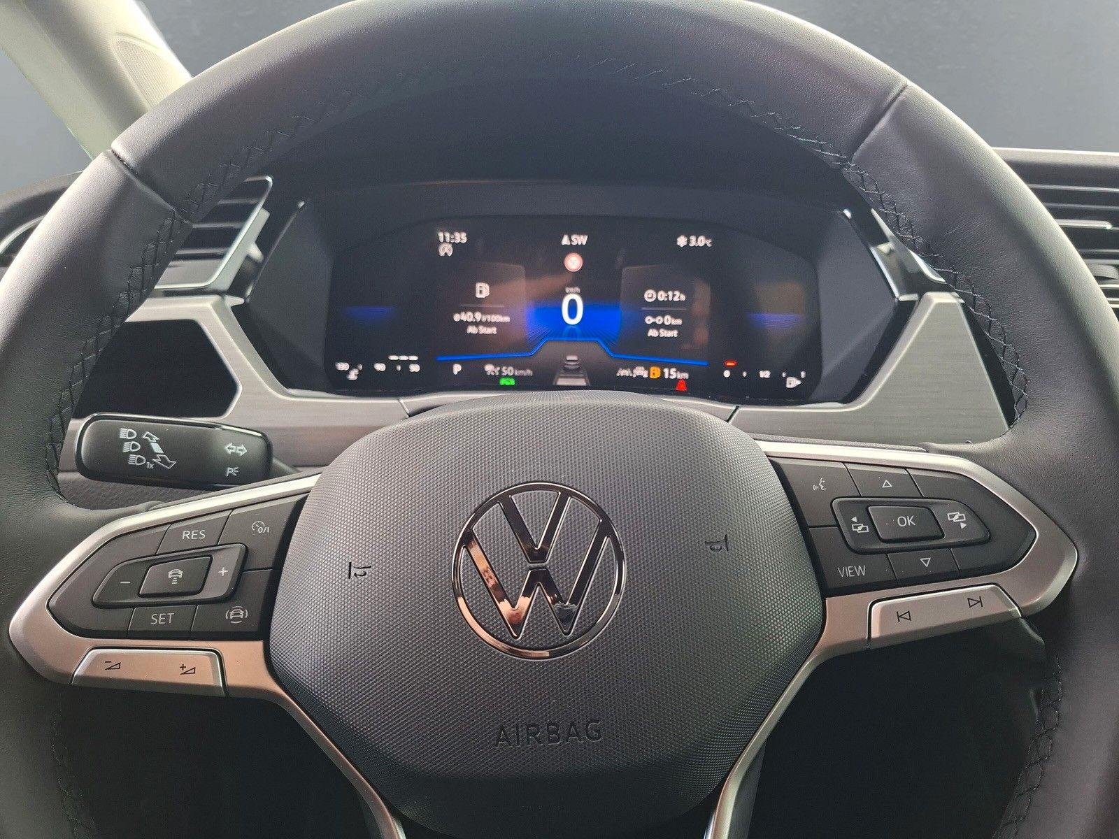 Fahrzeugabbildung Volkswagen Touran 1.5TSI IQ LED ACC 7 Sitze Standh Side 17"