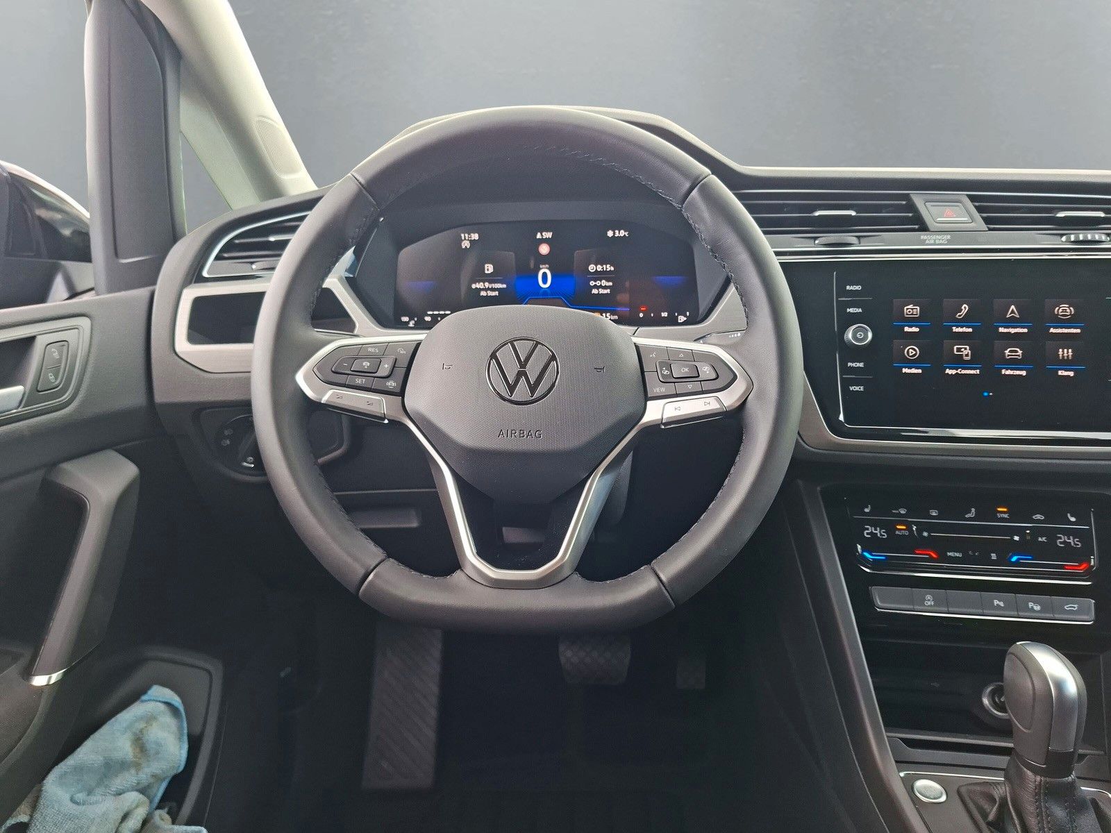 Fahrzeugabbildung Volkswagen Touran 1.5TSI IQ LED ACC 7Stz Standh Side 17"