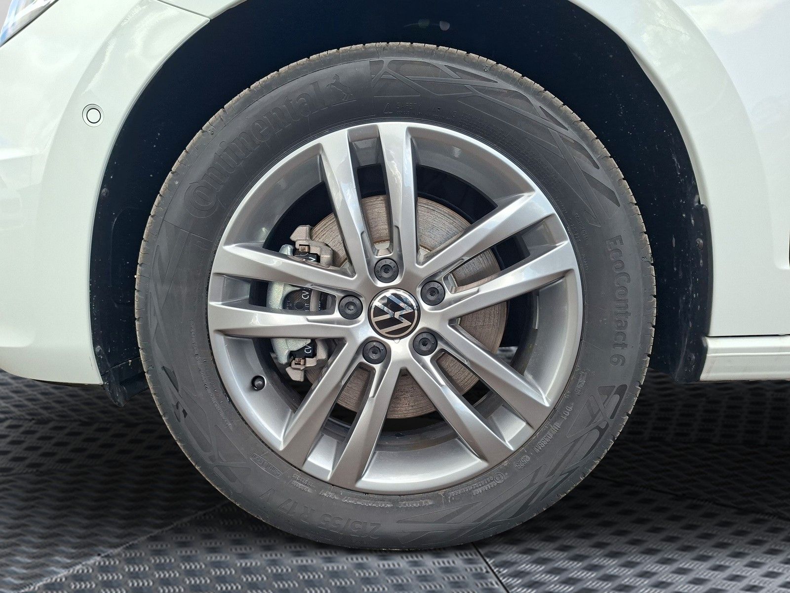 Fahrzeugabbildung Volkswagen Touran 1.5TSI IQ LED ACC 7Stz Standh Side 17"