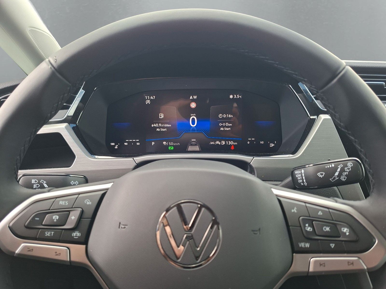 Fahrzeugabbildung Volkswagen Touran 1.5TSI IQ LED ACC 7Stz Standh Side 17"