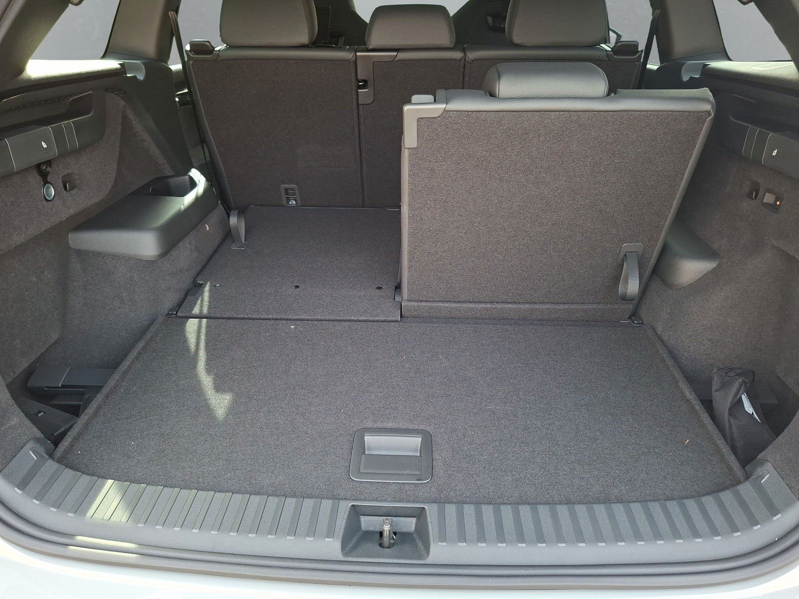 Fahrzeugabbildung SKODA Kodiaq Sportline 1.5TSI 7S.Pano AHK Kamera 20"