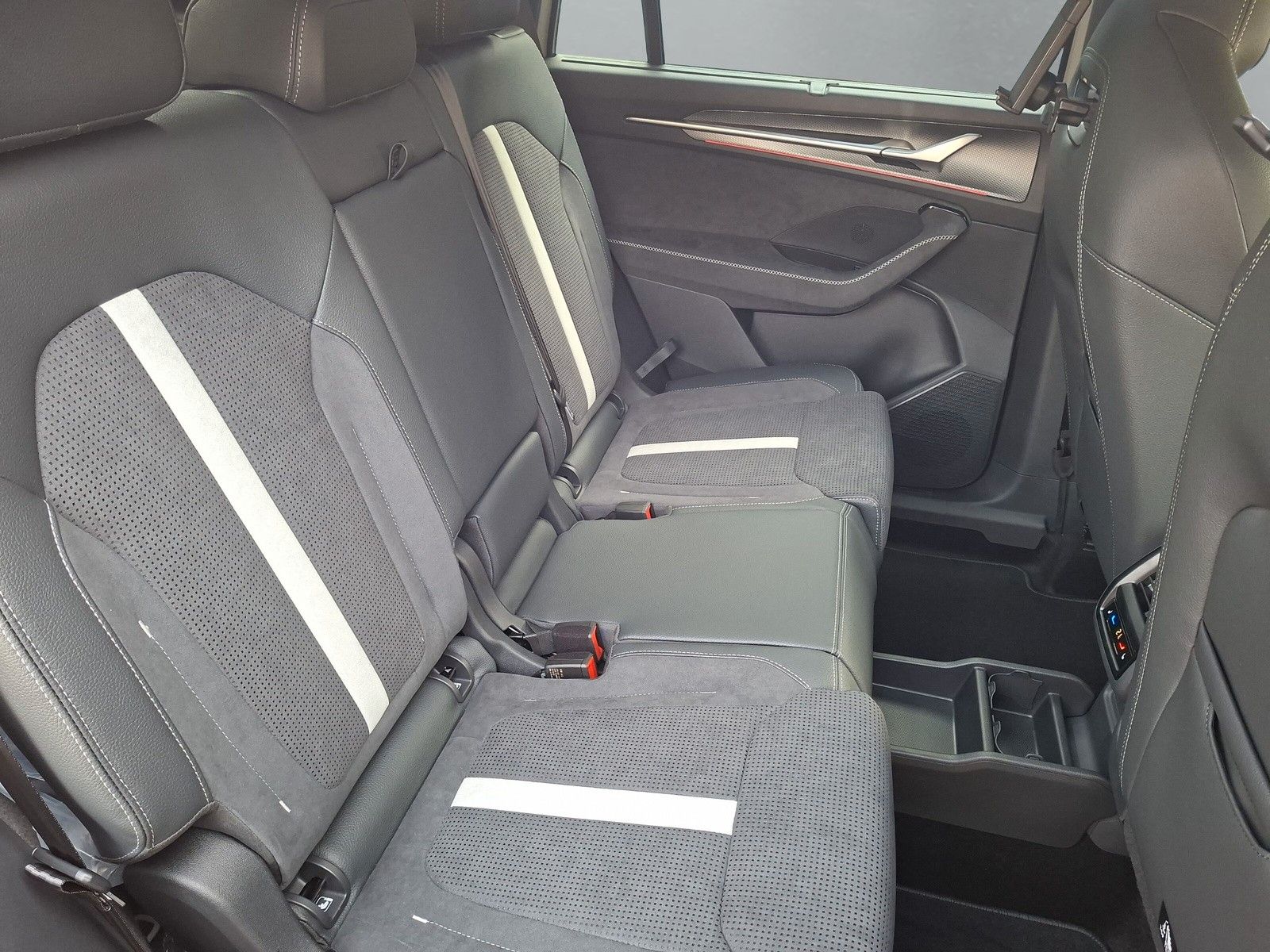 Fahrzeugabbildung SKODA Kodiaq Sportline 1.5TSI 7S.Pano AHK Kamera 20"