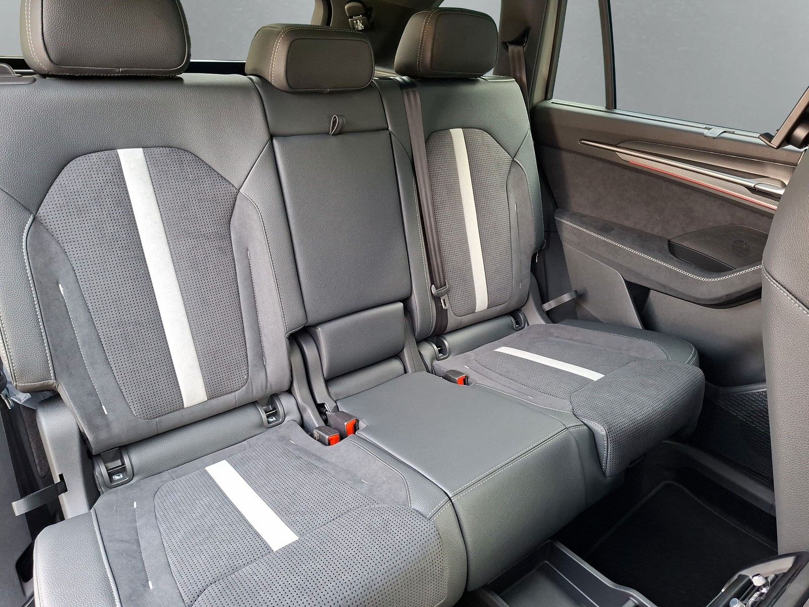 Fahrzeugabbildung SKODA Kodiaq Sportline 1.5TSI 7S.Pano AHK Kamera 20"