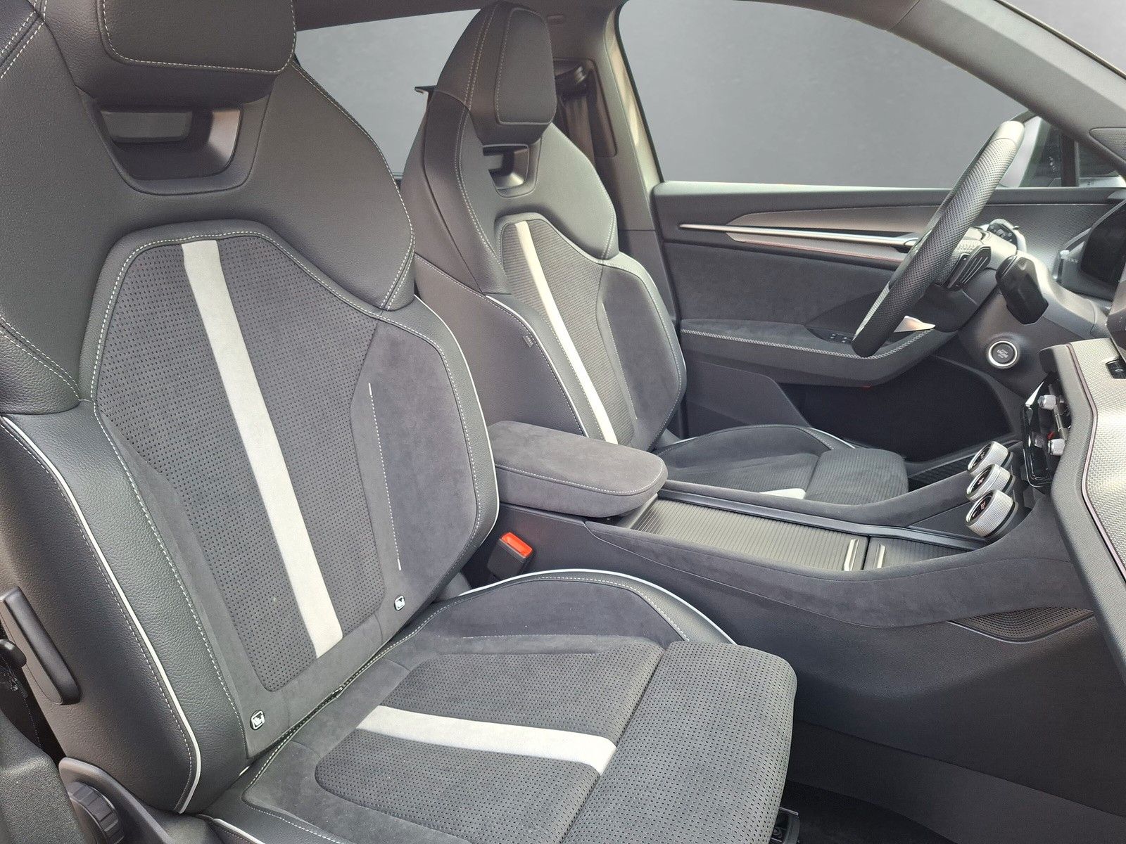 Fahrzeugabbildung SKODA Kodiaq Sportline 1.5TSI 7S.Pano AHK Kamera 20"