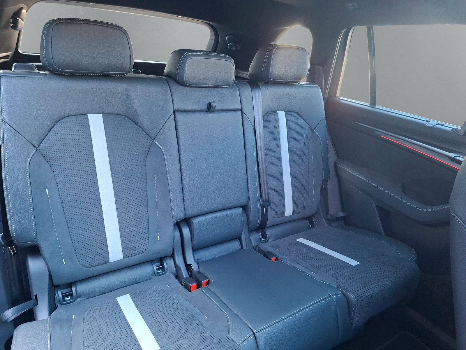 Fahrzeugabbildung SKODA Kodiaq Sportline 1.5TSI 7S.Pano AHK Kamera 20"