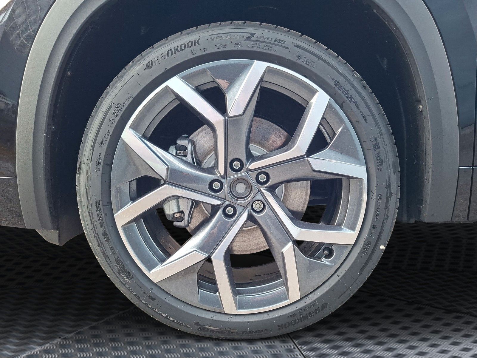 Fahrzeugabbildung SKODA Kodiaq Sportline 1.5TSI 7S.Pano AHK Kamera 20"