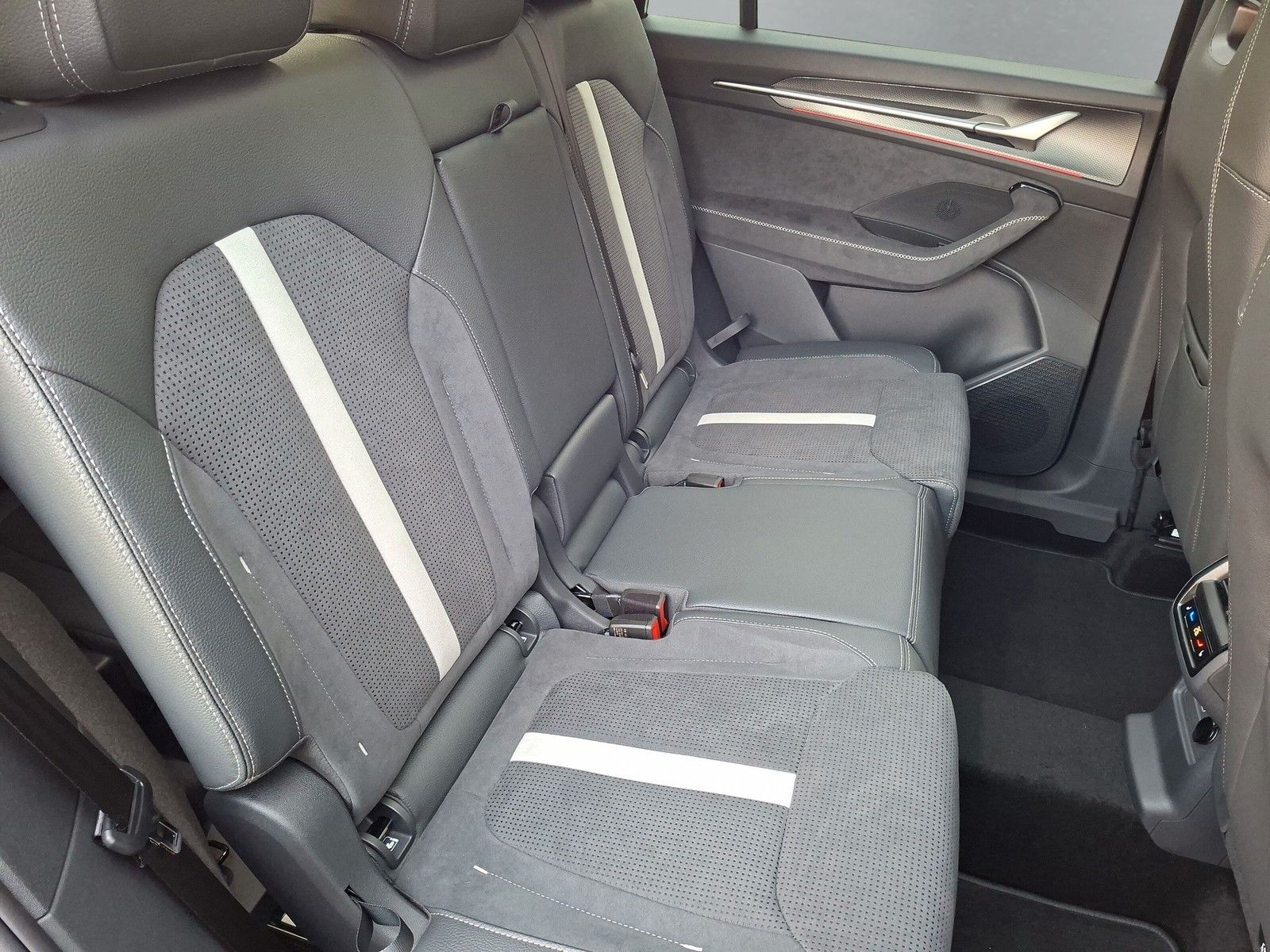 Fahrzeugabbildung SKODA Kodiaq Sportline 1.5TSI 7S.Pano AHK Kamera 20"