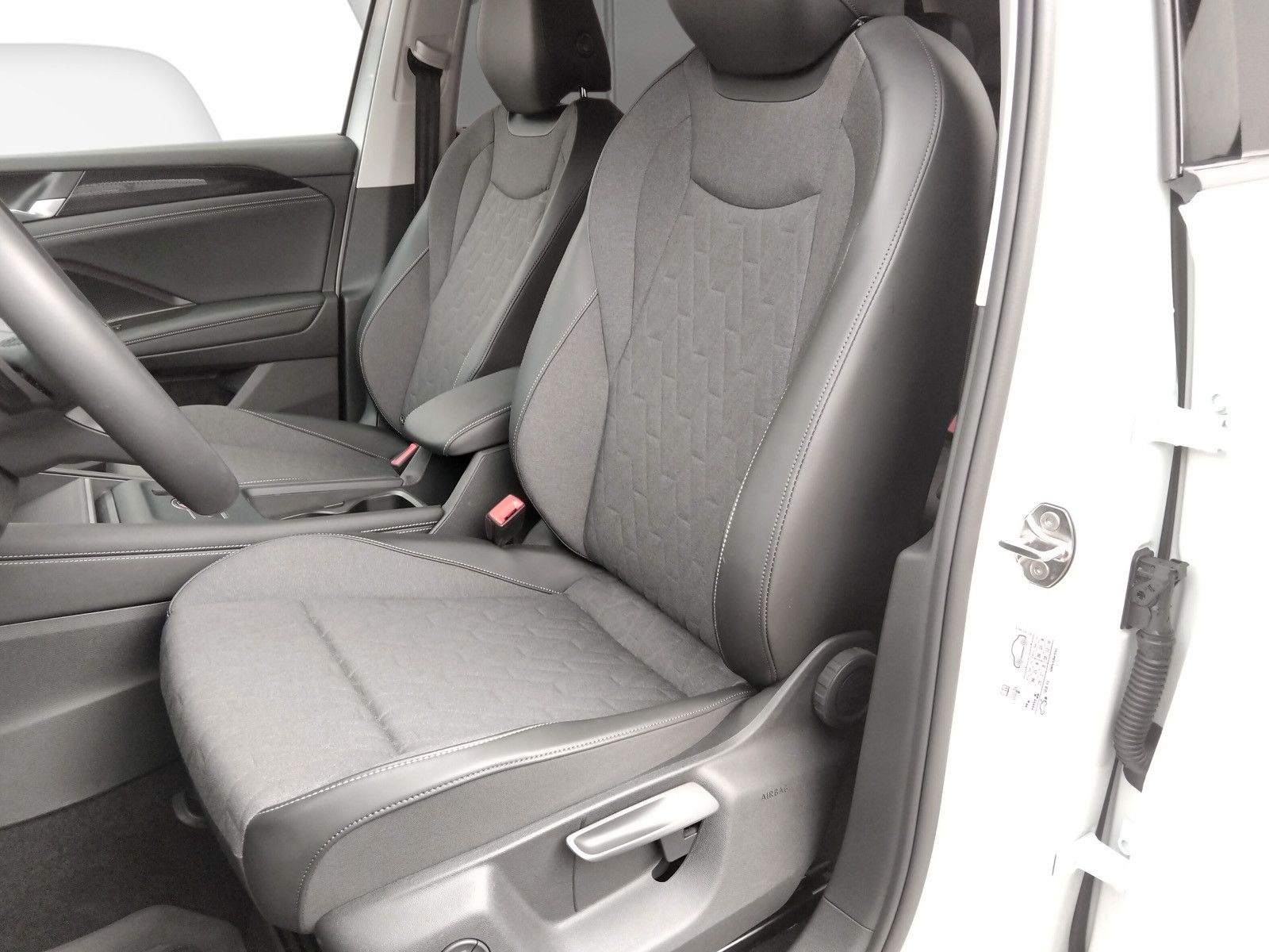 Fahrzeugabbildung Volkswagen Tayron 1.5 eTSI Life DSG  AHK 7Si  360° ACC