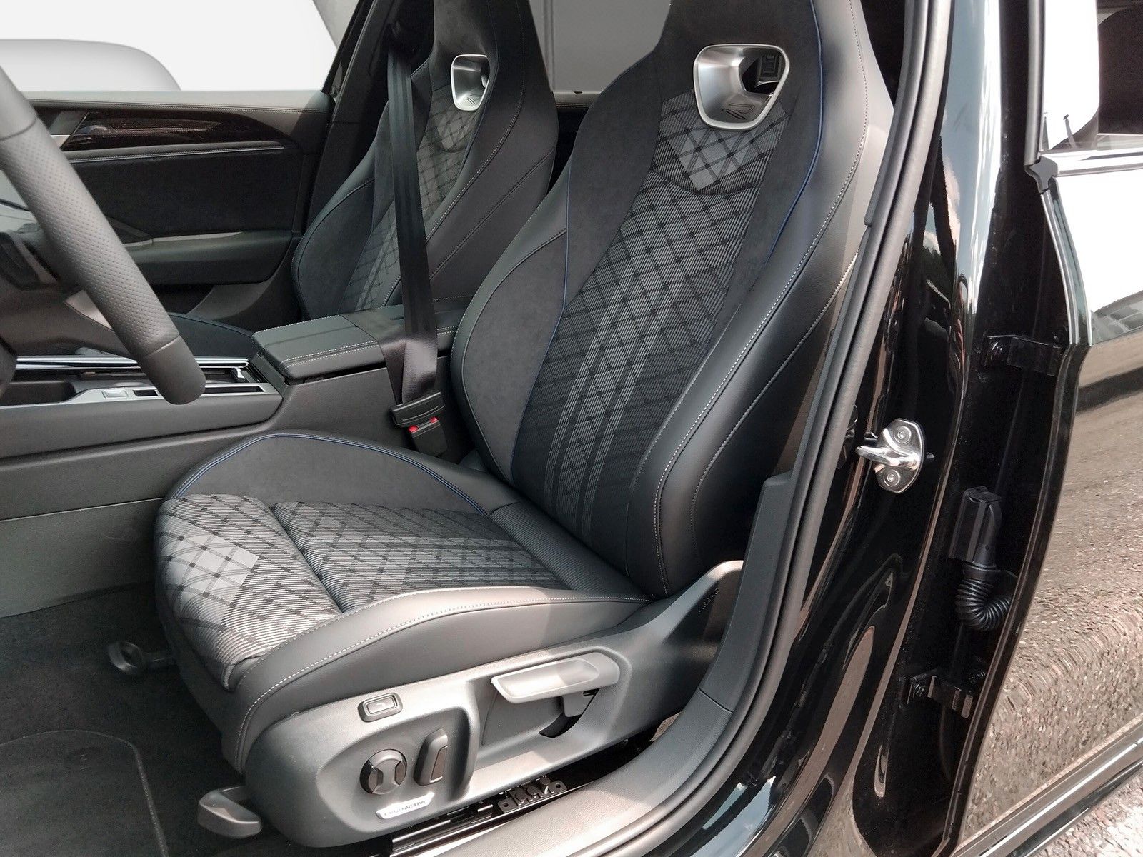 Fahrzeugabbildung Volkswagen Passat Variant 2.0TDI R-Line Mod.26 Pano 19"Voll