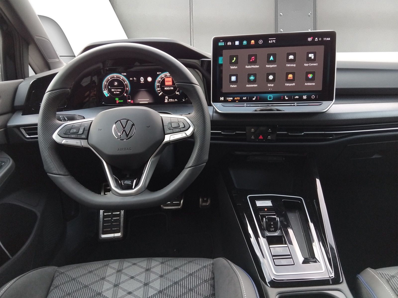 Fahrzeugabbildung Volkswagen Golf VIII 1.5eTSI Neu  R-Line Pano18"360 ACC AHK