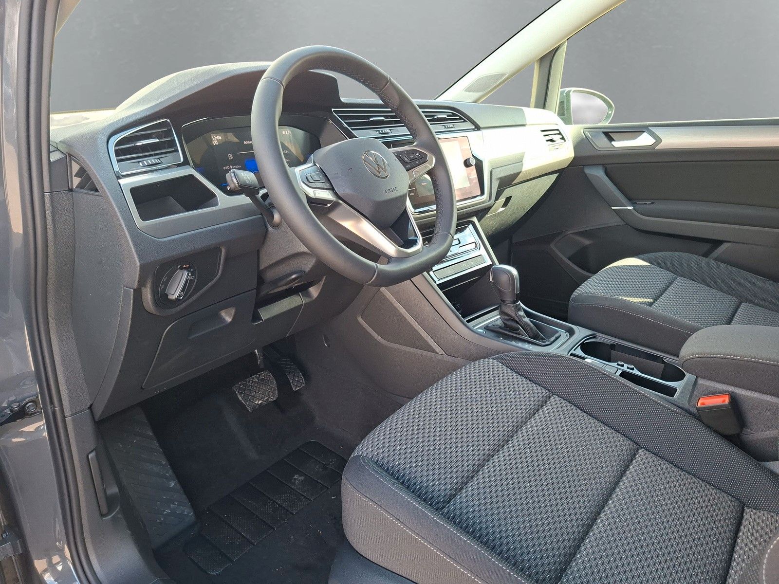 Fahrzeugabbildung Volkswagen Touran 1.5 TSI DSG 17"el.Heck LED Navi ACC  7S.